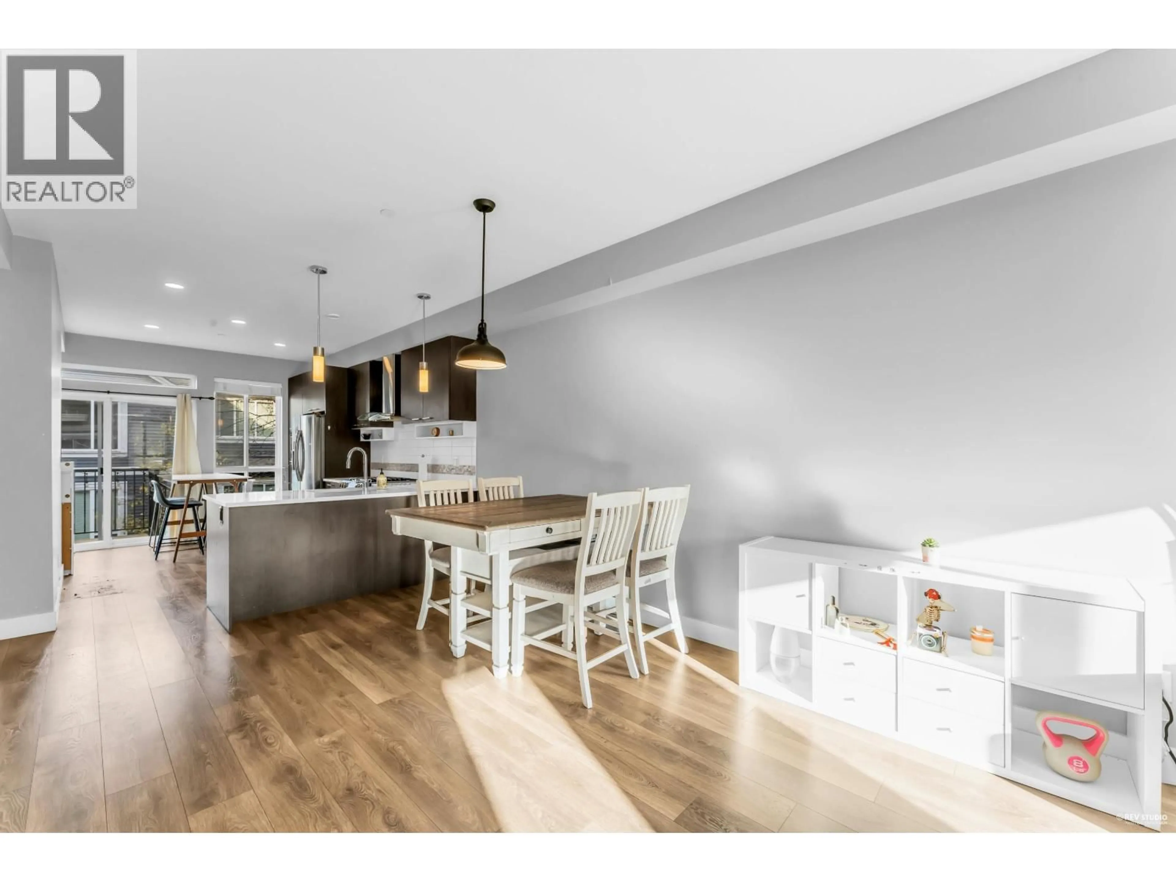 Open concept kitchen, wood/laminate floor for 517 - 4688 HAWK LANE, Tsawwassen British Columbia V4M0B7