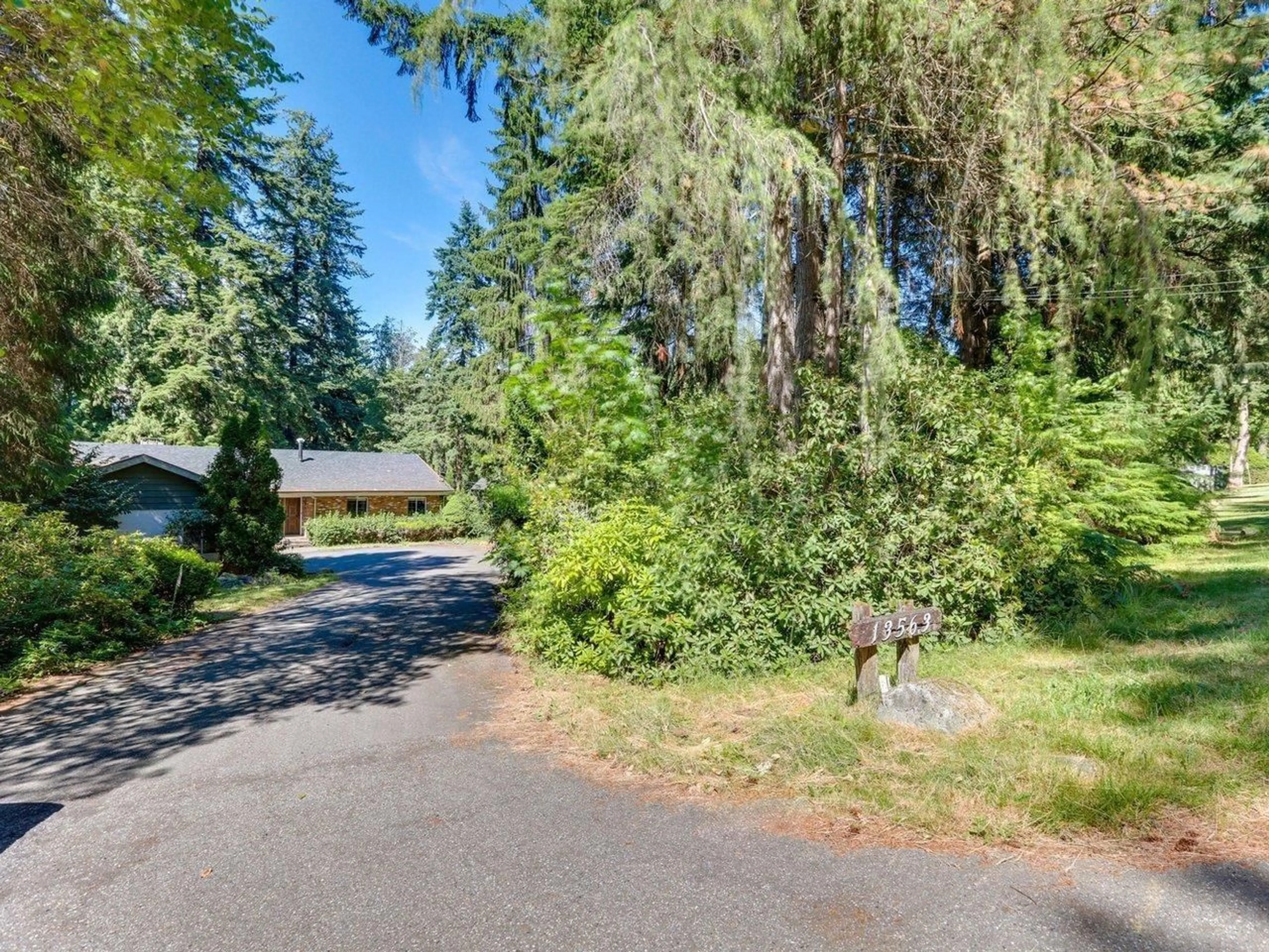 A pic from outside/outdoor area/front of a property/back of a property/a pic from drone, unknown for 13563 28, Surrey British Columbia V4P1X2