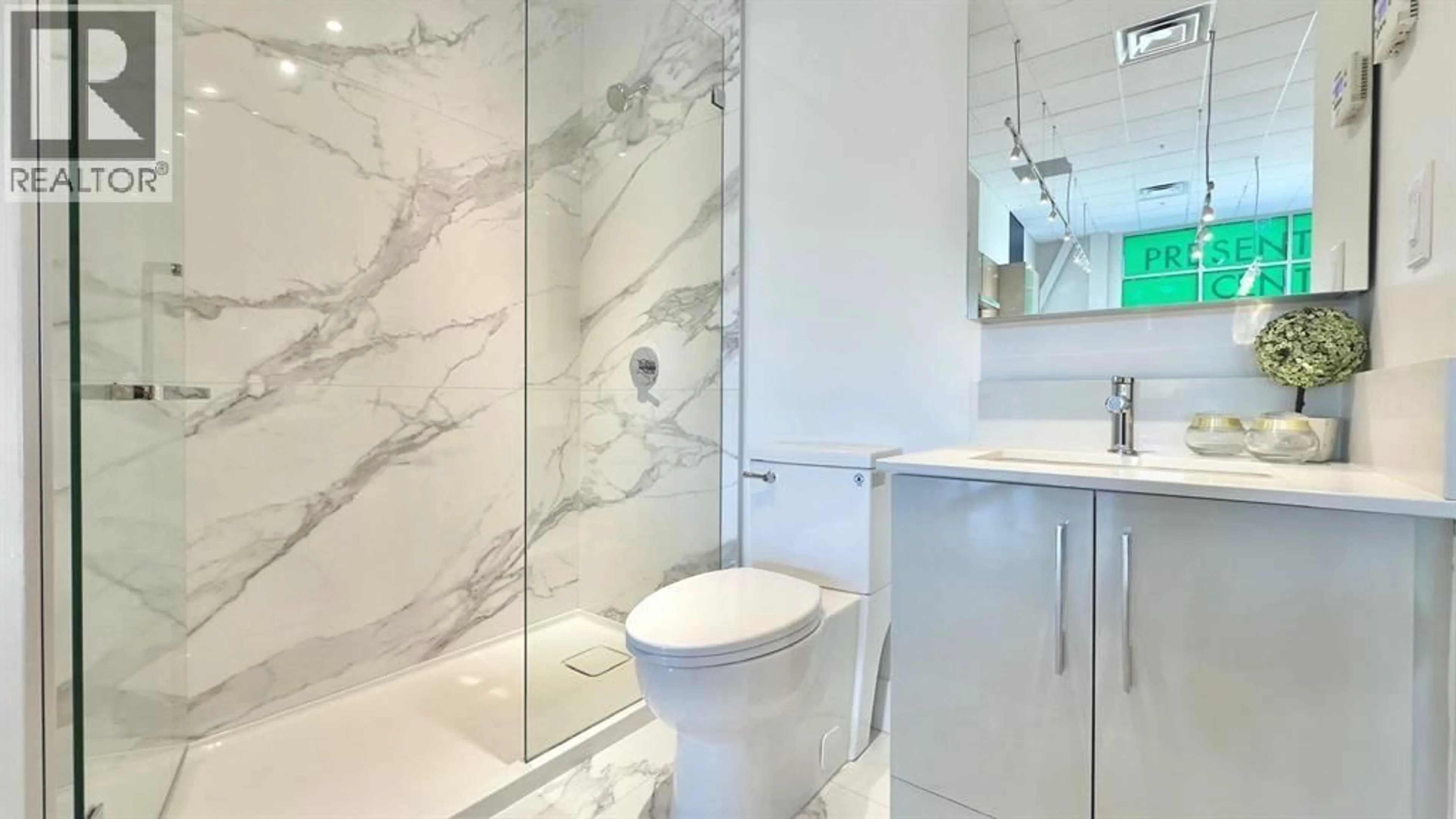 Contemporary bathroom, ceramic/tile floor for SL35 - 10333 RIVER DRIVE, Richmond British Columbia V6X0X4