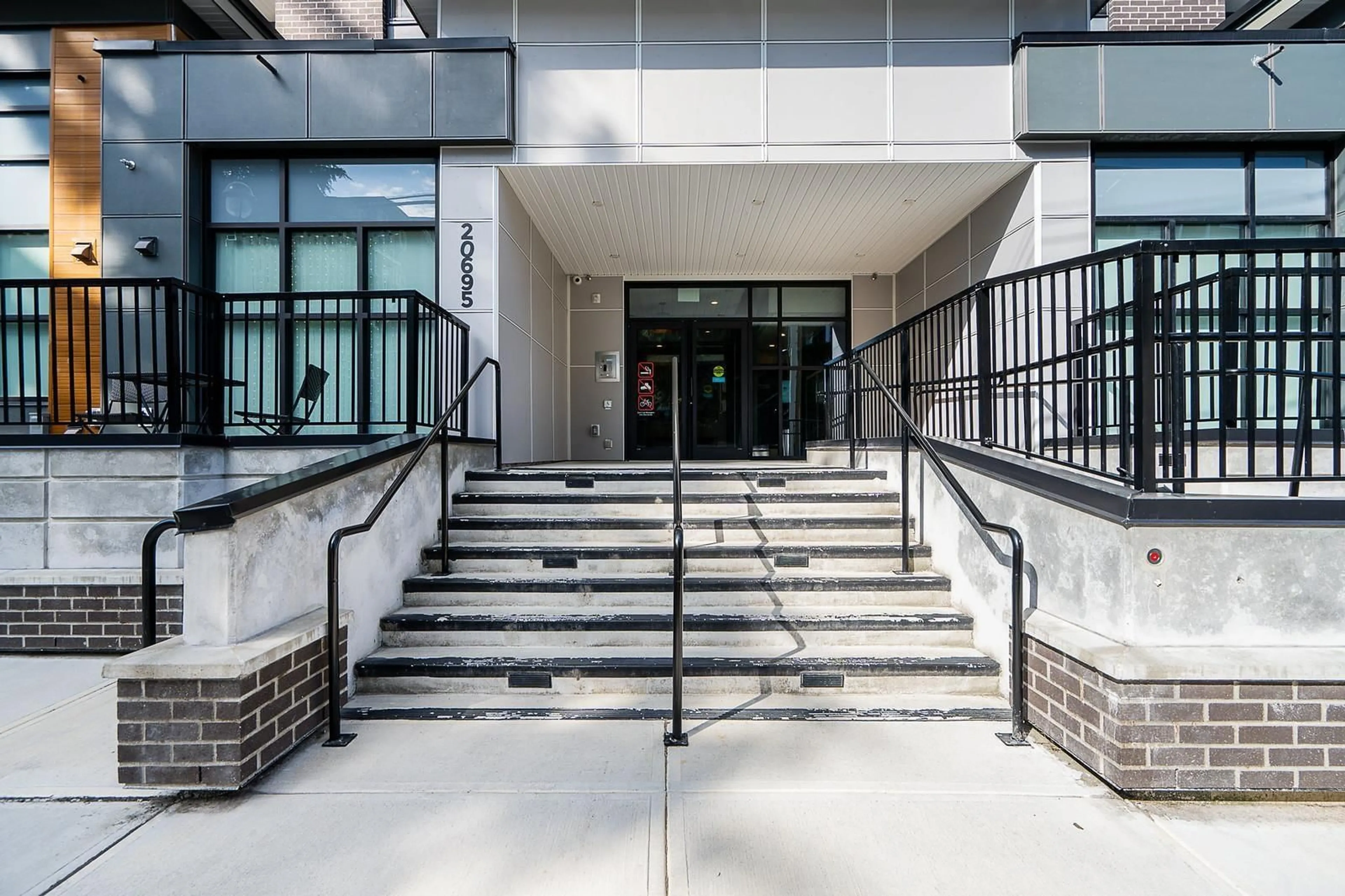 Indoor foyer for 406 - 20695 EASTLEIGH, Langley British Columbia V3A0P7