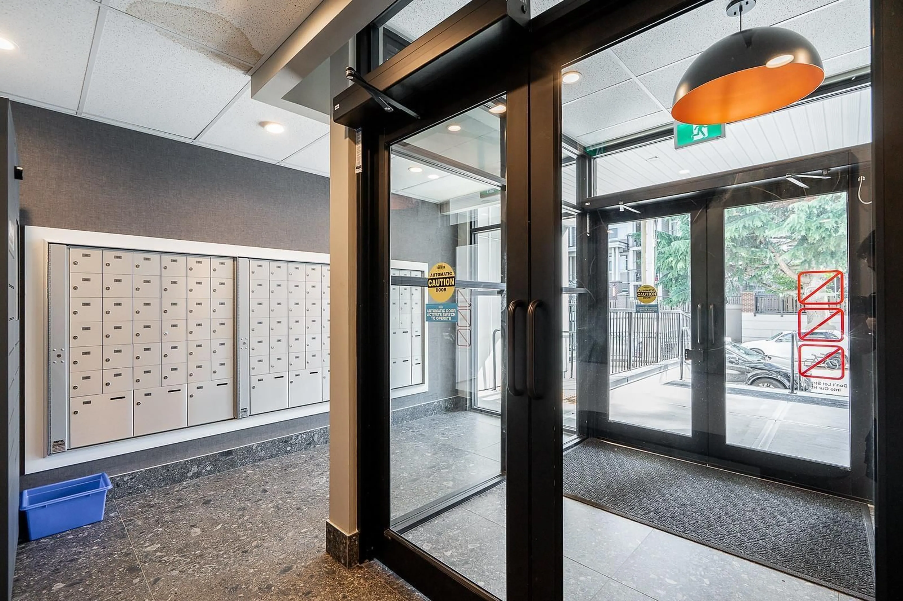 Indoor foyer for 406 - 20695 EASTLEIGH, Langley British Columbia V3A0P7