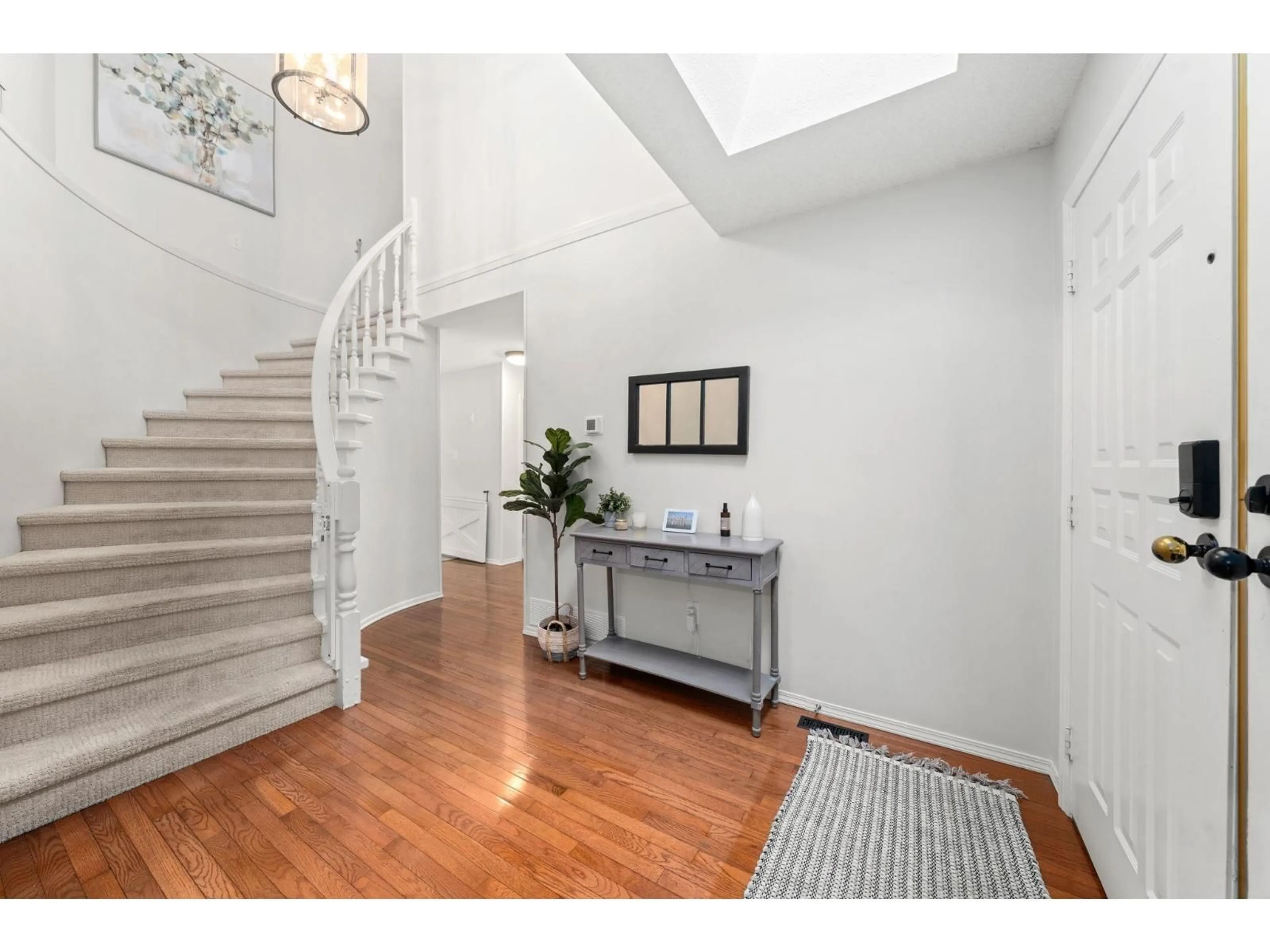 Indoor entryway for 15560 VISTA, White Rock British Columbia V4B5H8