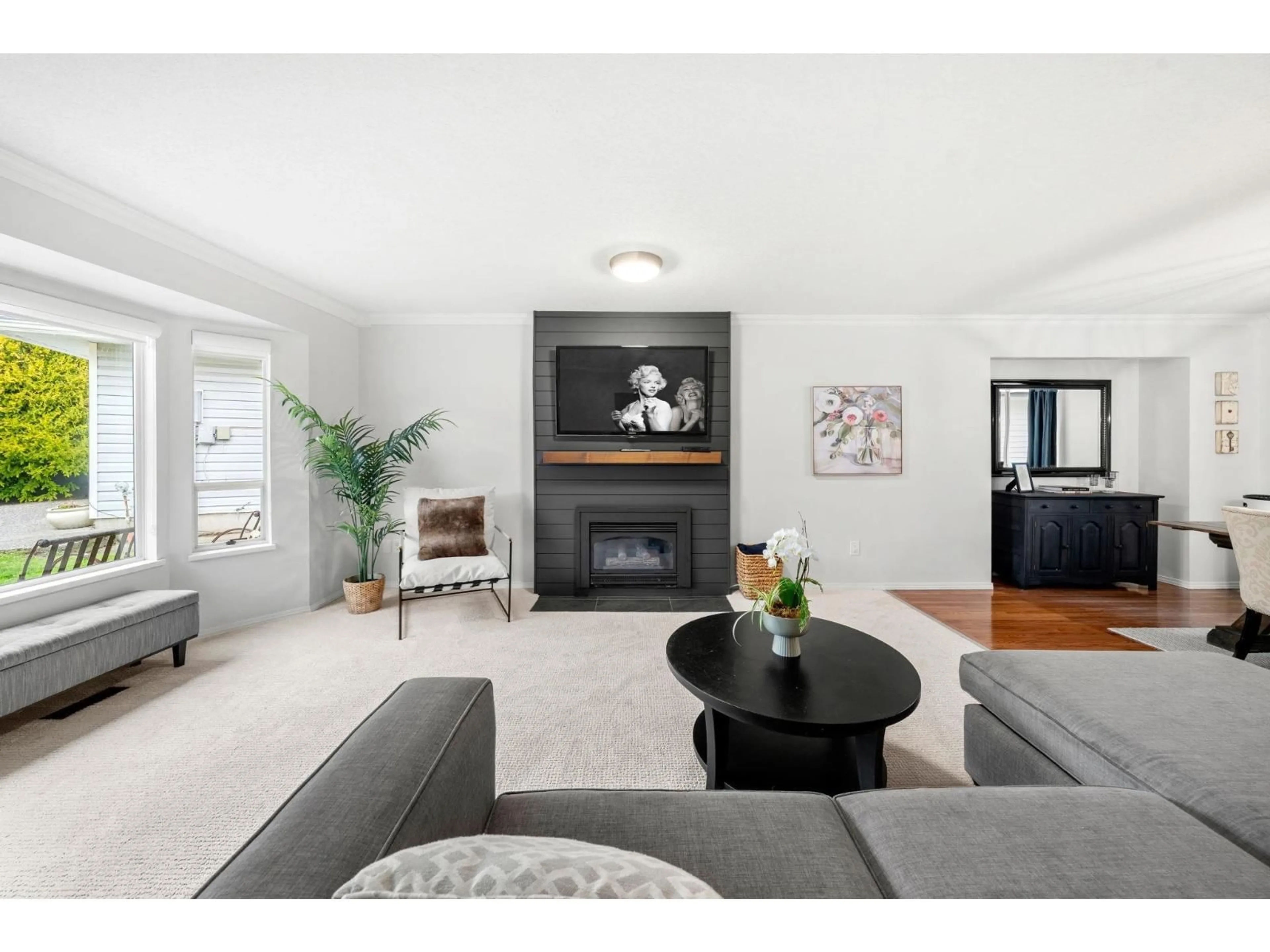 Living room with furniture, unknown for 15560 VISTA, White Rock British Columbia V4B5H8