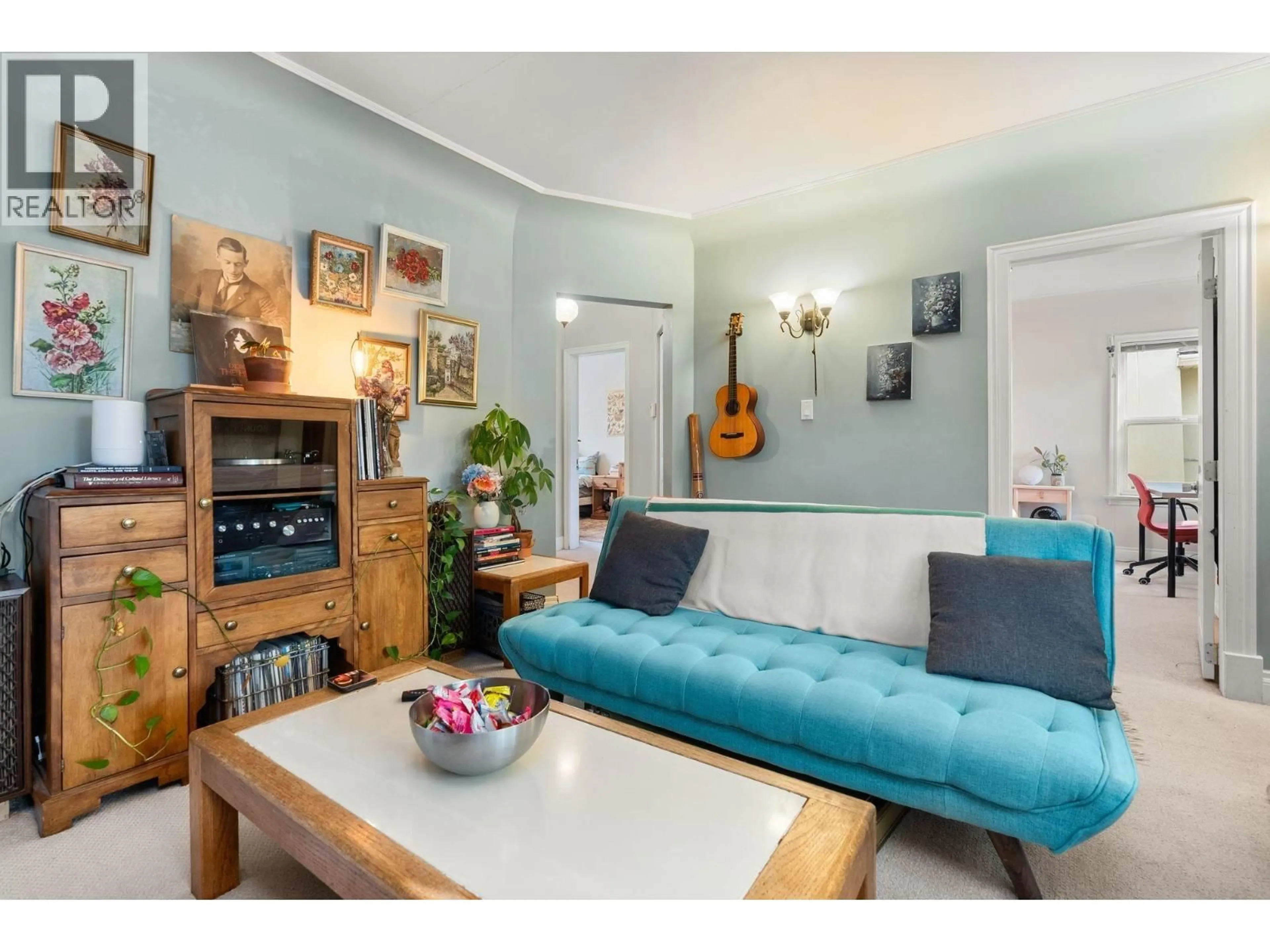 Living room with furniture, wood/laminate floor for 831 38TH AVENUE, Vancouver British Columbia V5W1J2