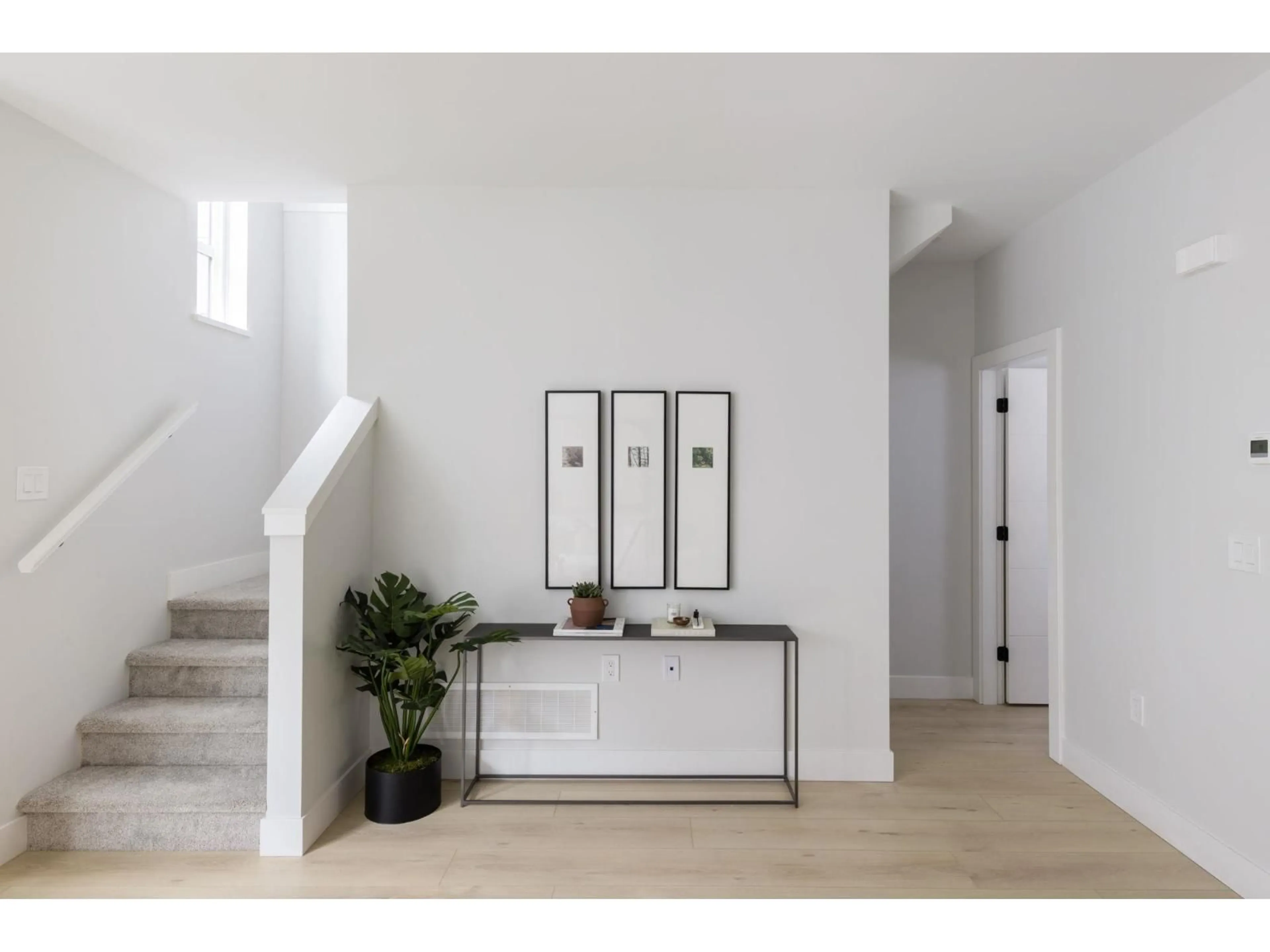 Indoor entryway for 123 - 30530 CARDINAL, Abbotsford British Columbia V2T0A5