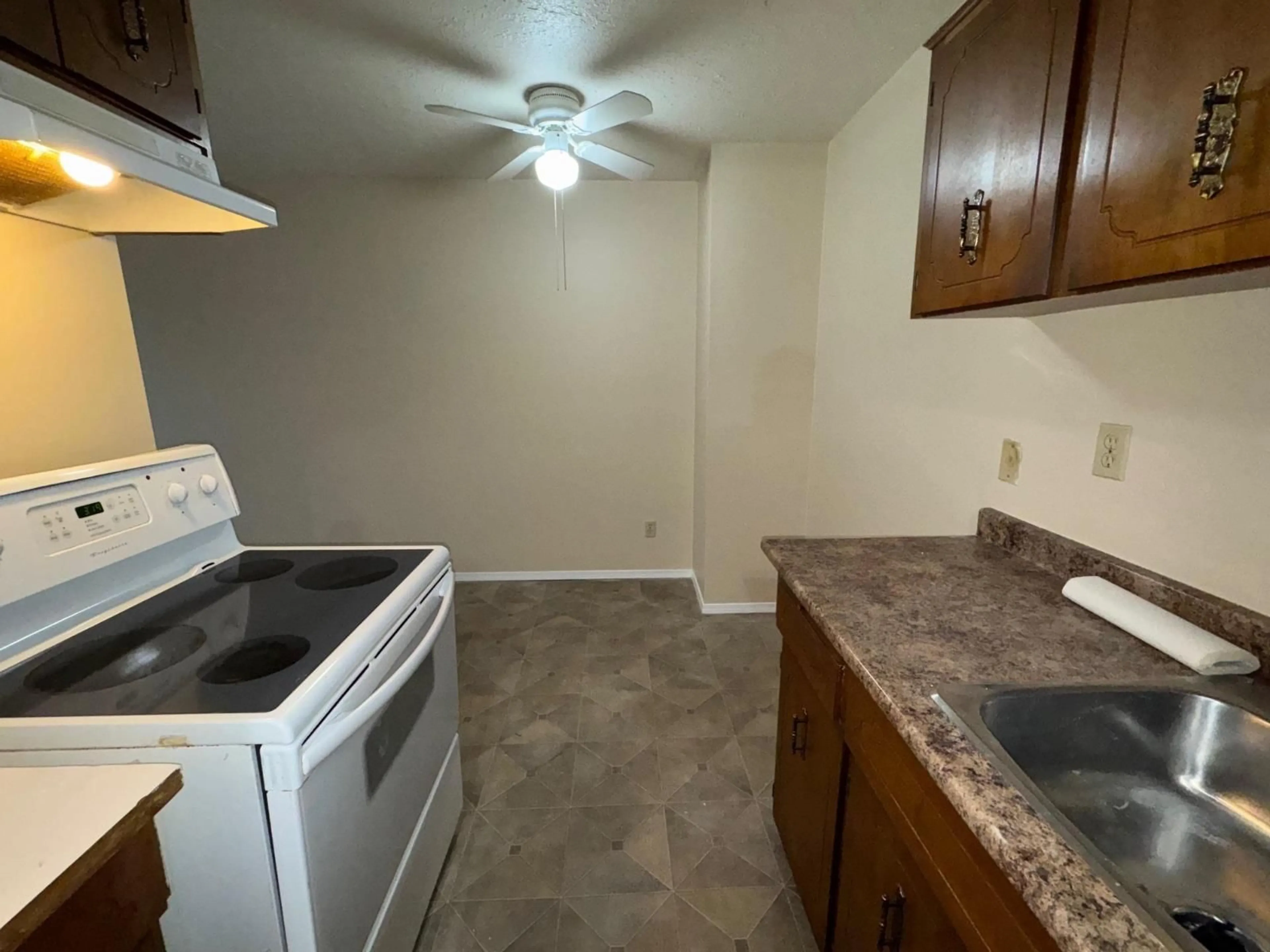 Standard kitchen, unknown for 108 - 1735 AGASSIZ-ROSEDALE HIGHWAY, Agassiz British Columbia V0M1A2