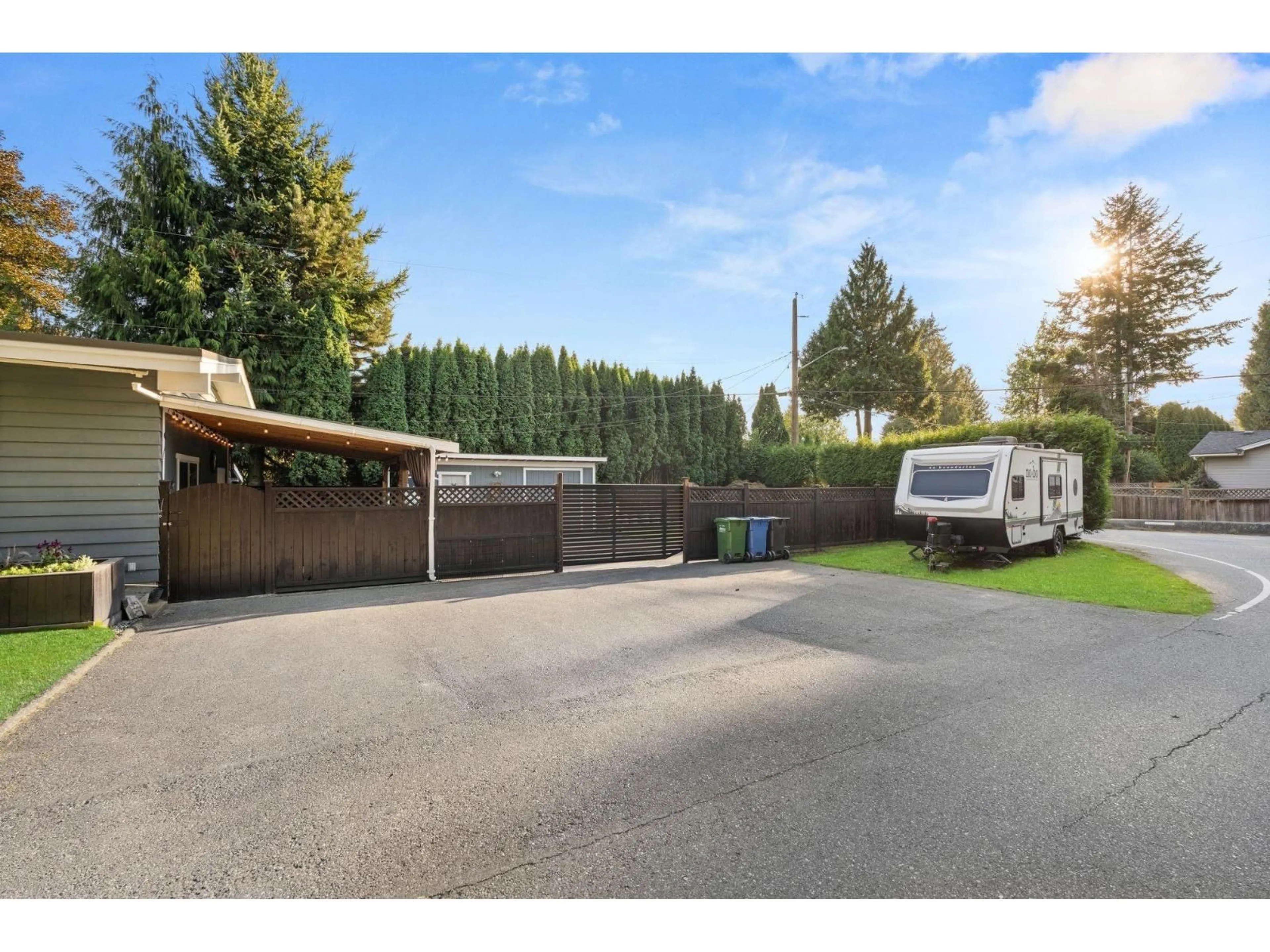 A pic from outside/outdoor area/front of a property/back of a property/a pic from drone, street for 33690 BEECHWOOD, Abbotsford British Columbia V2S1S4