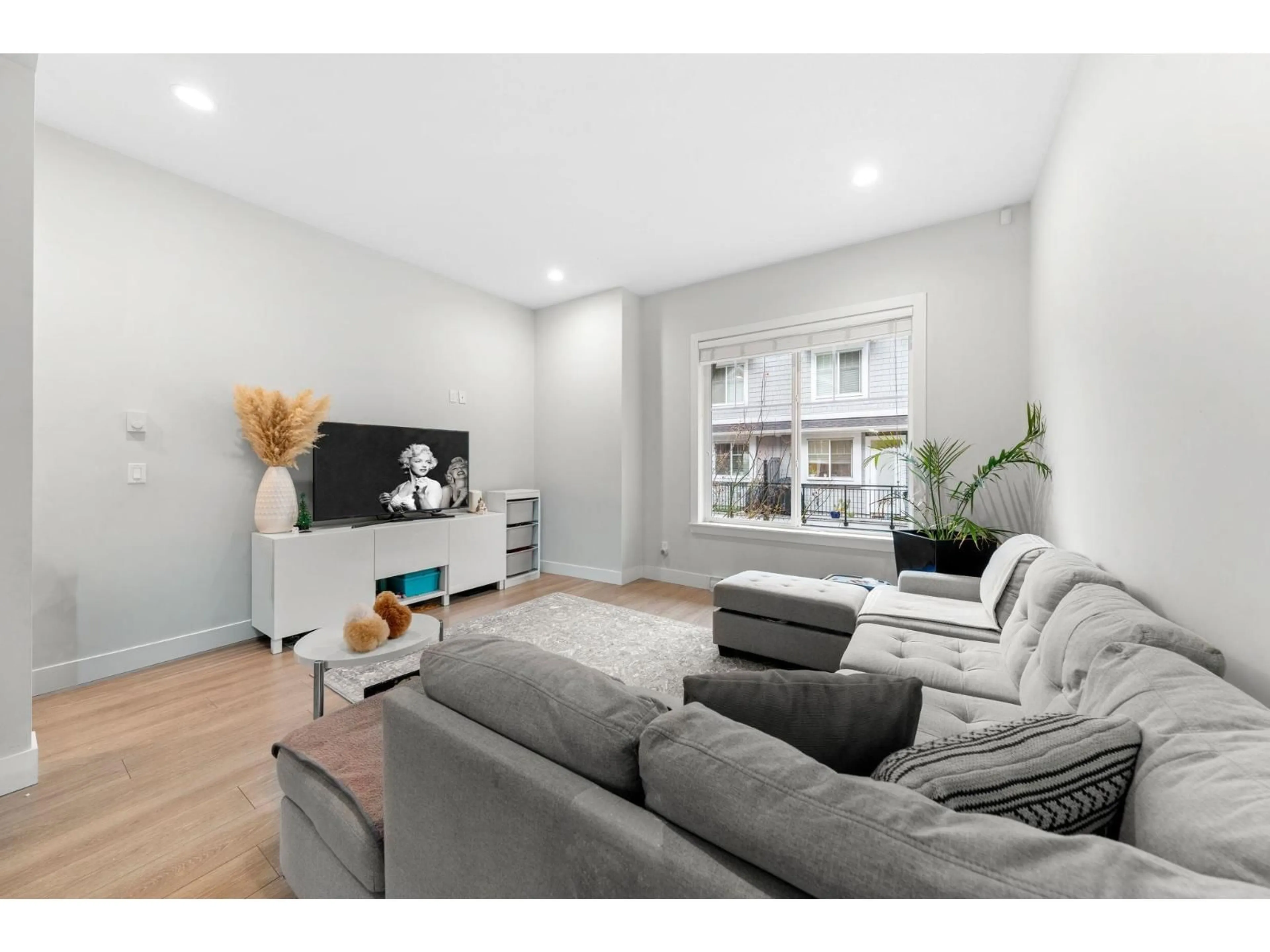 Living room with furniture, unknown for 51 - 2855 158, Surrey British Columbia V3Z0E5