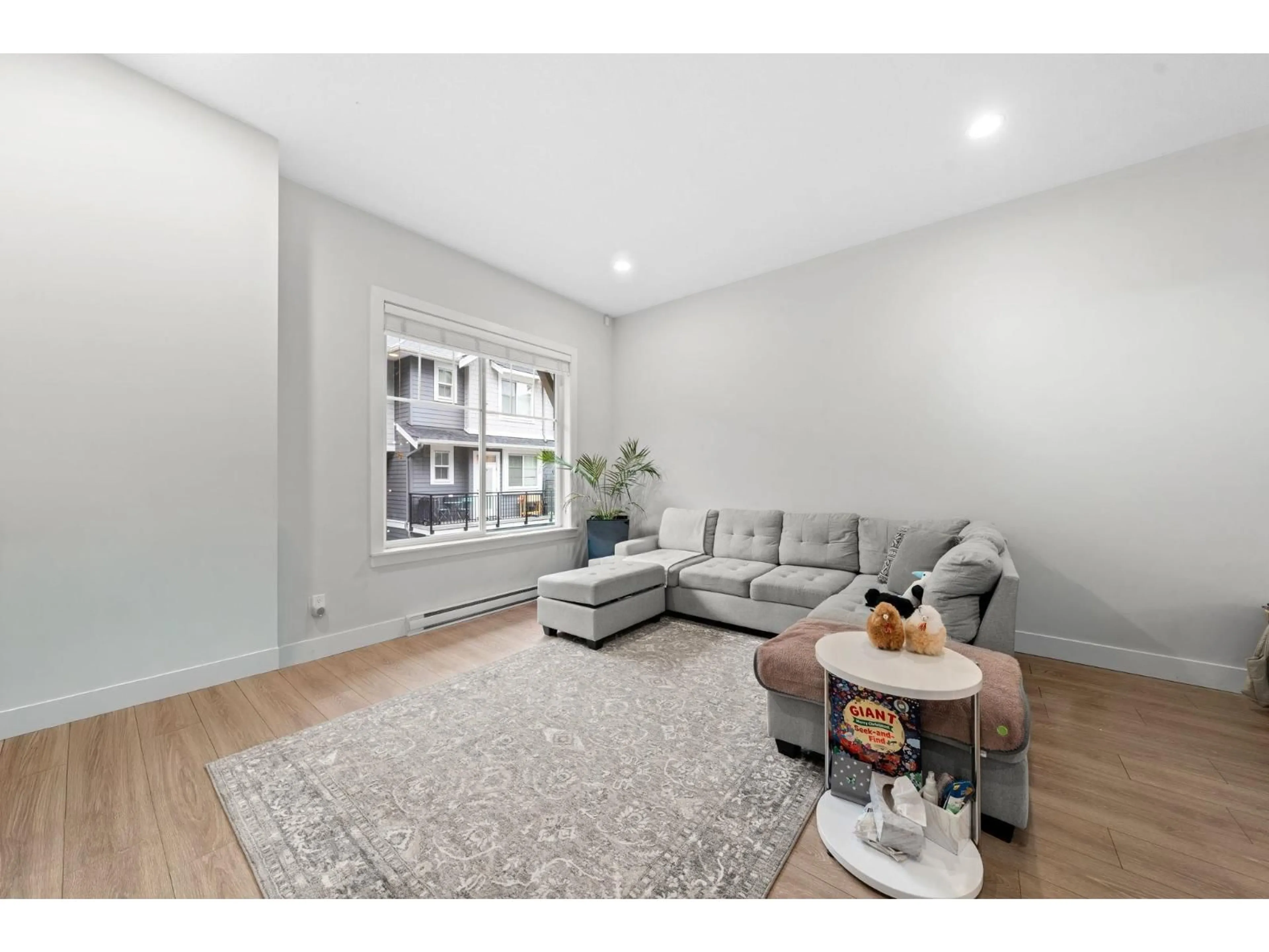 Living room with furniture, unknown for 51 - 2855 158, Surrey British Columbia V3Z0E5