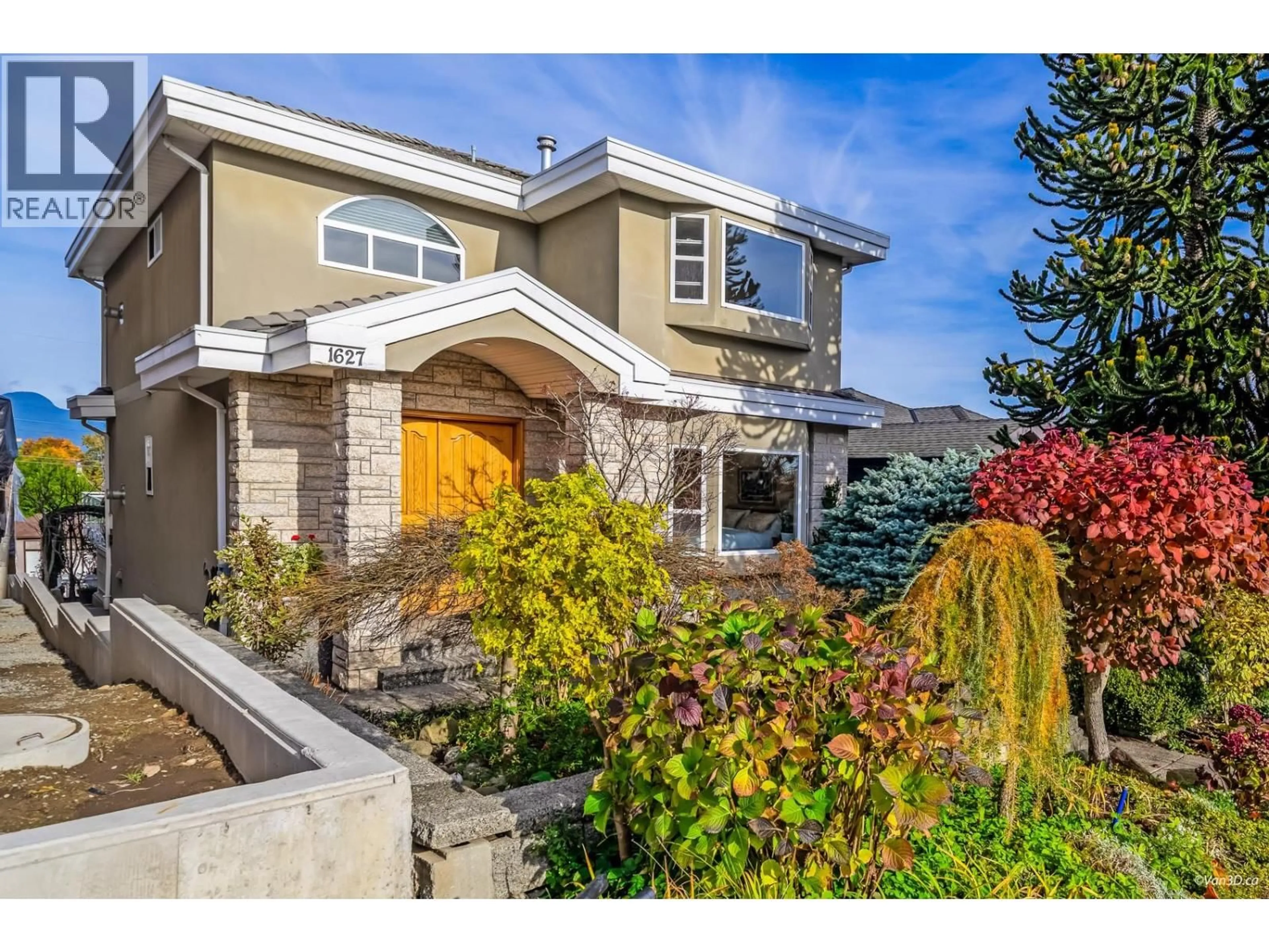 Home with vinyl exterior material, street for 1627 34TH AVENUE, Vancouver British Columbia V5P1A2