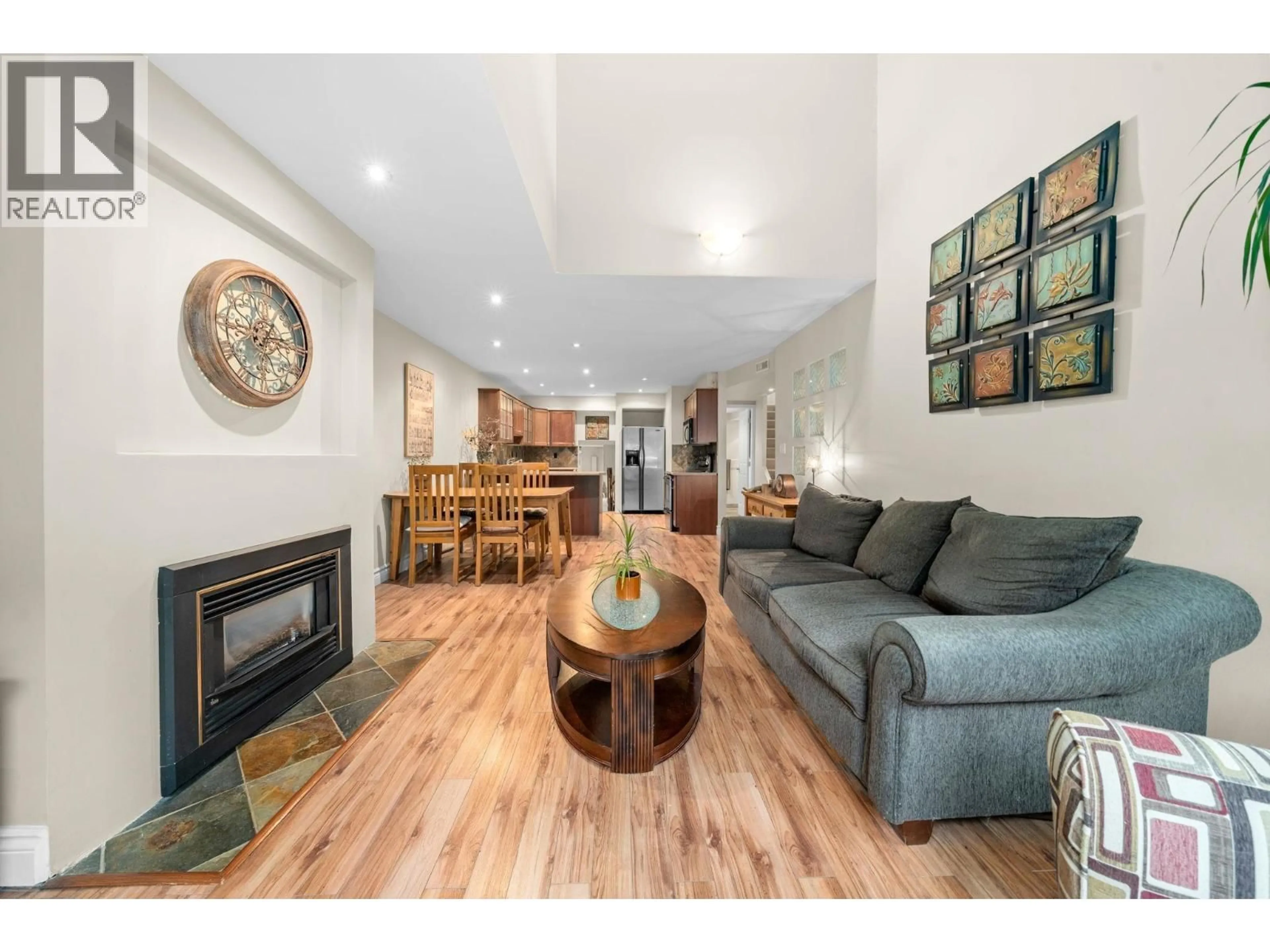 Living room with furniture, wood/laminate floor for 6 - 230 15TH STREET, North Vancouver British Columbia V7M1S2