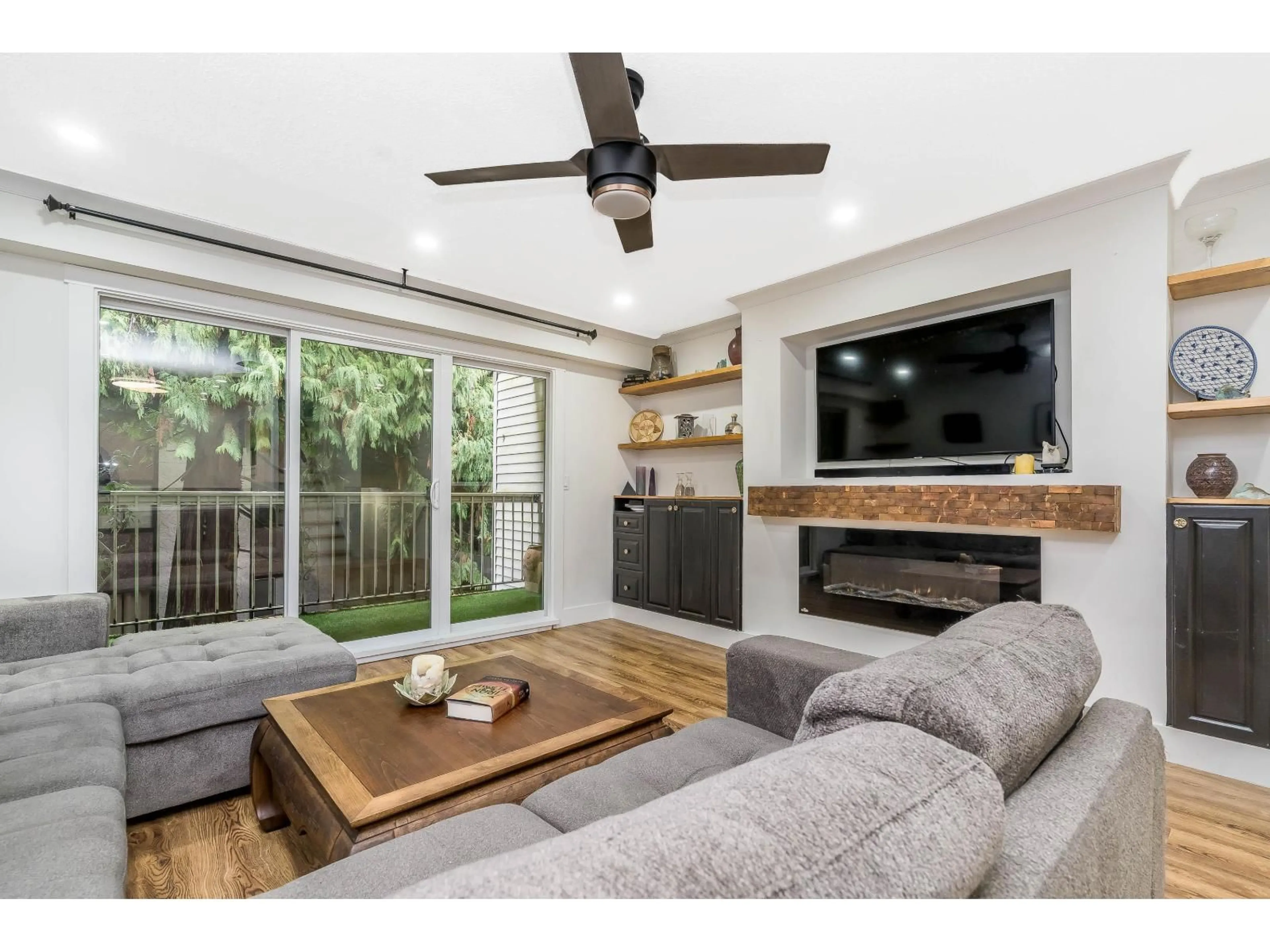 Living room with furniture, wood/laminate floor for 17 - 33293 BOURQUIN EAST, Abbotsford British Columbia V2S1Y2