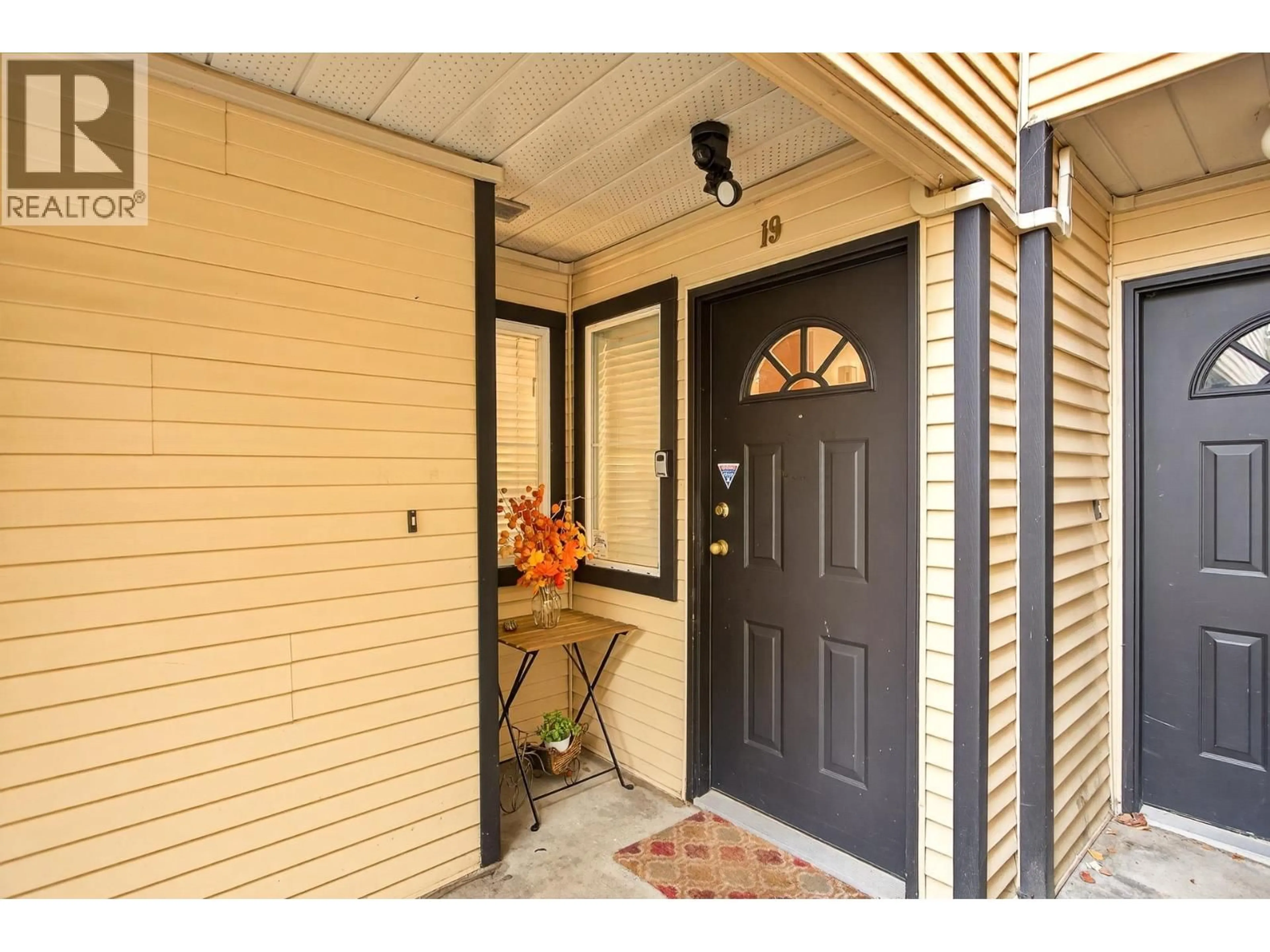 Indoor entryway for 19 - 1200 BRUNETTE AVENUE, Coquitlam British Columbia V3K1G3