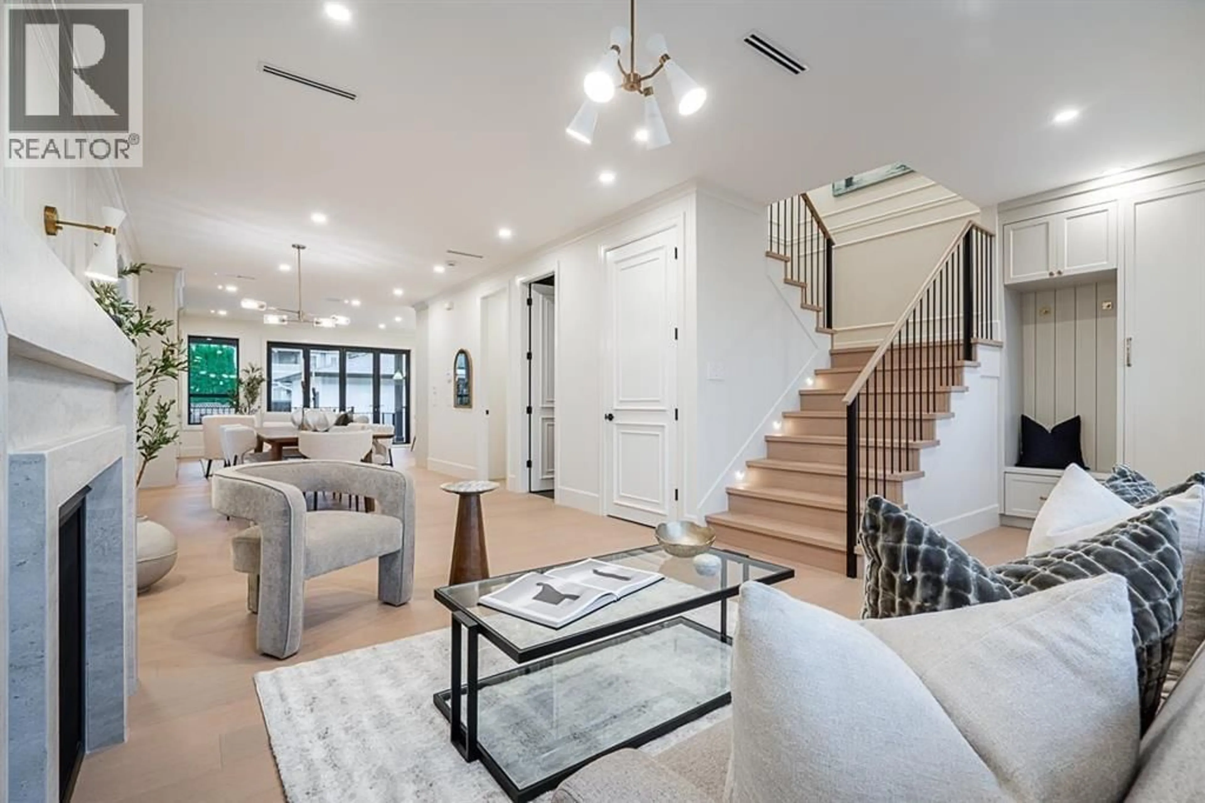 Indoor entryway for 5183 BOOTH AVENUE, Burnaby British Columbia V5G3K1