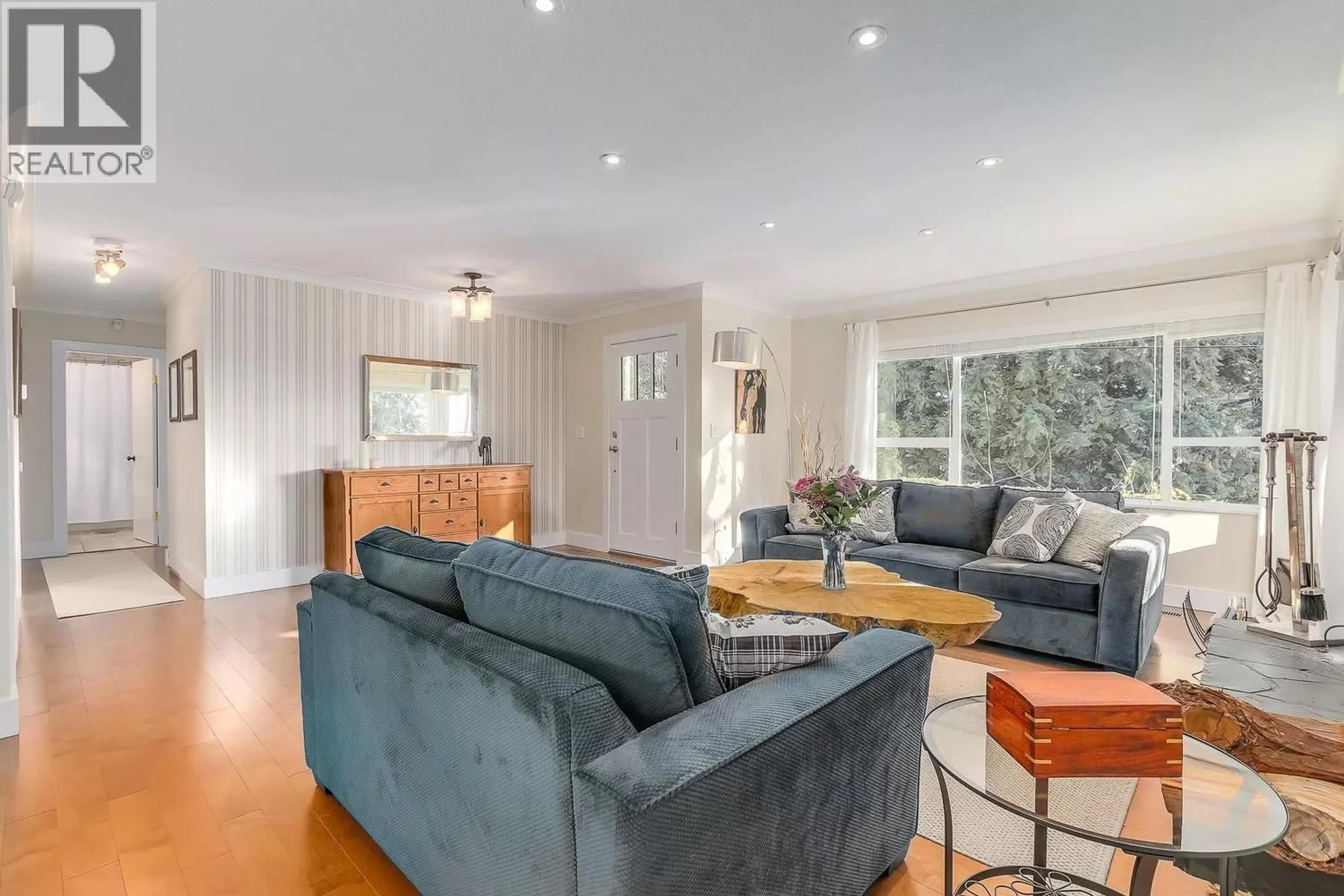 Living room with furniture, wood/laminate floor for 3129 PRINCESS AVENUE, North Vancouver British Columbia V7N2E3