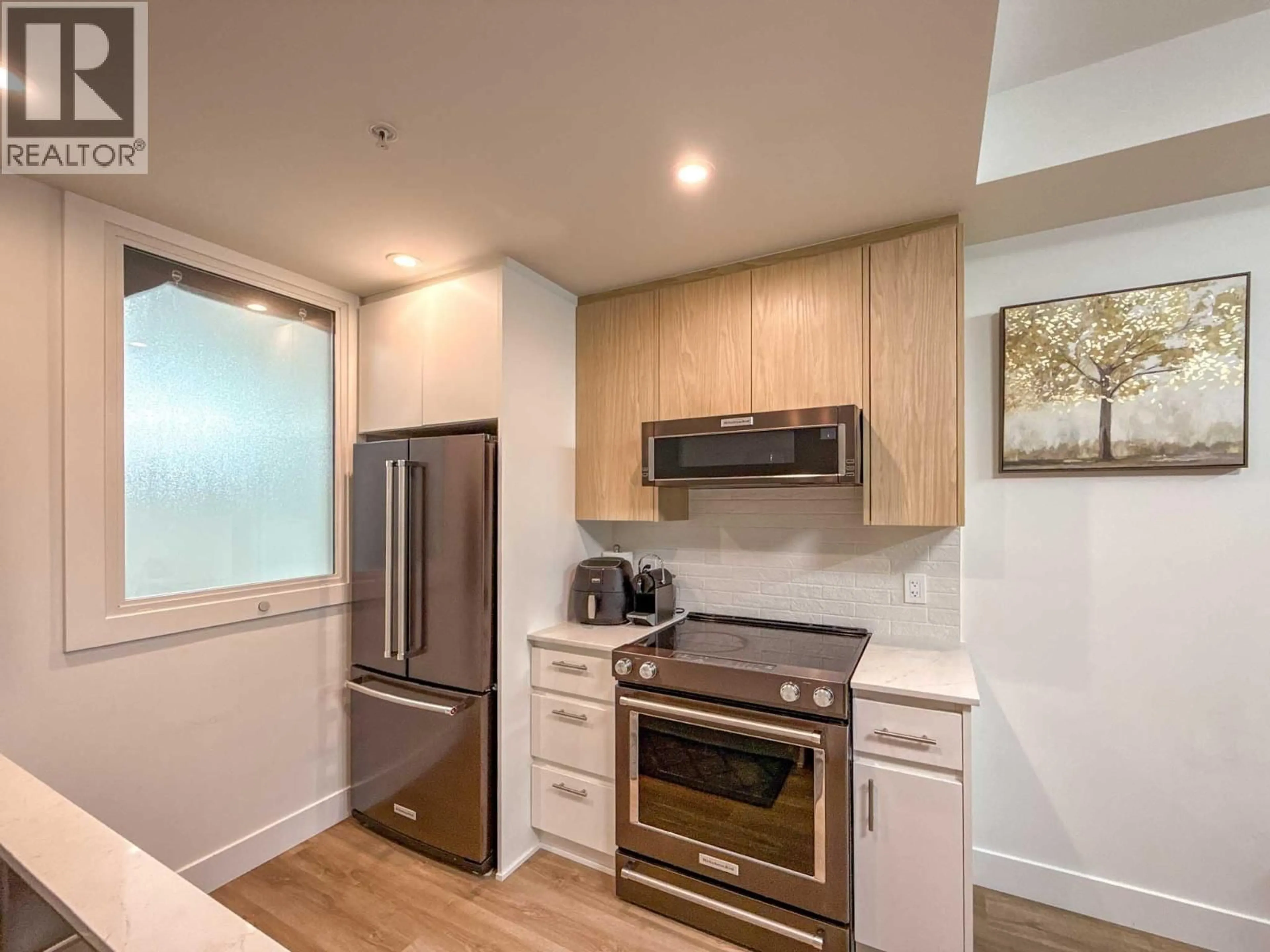 Standard kitchen, wood/laminate floor for 1211 - 2180 KELLY AVENUE, Port Coquitlam British Columbia V3C3B1