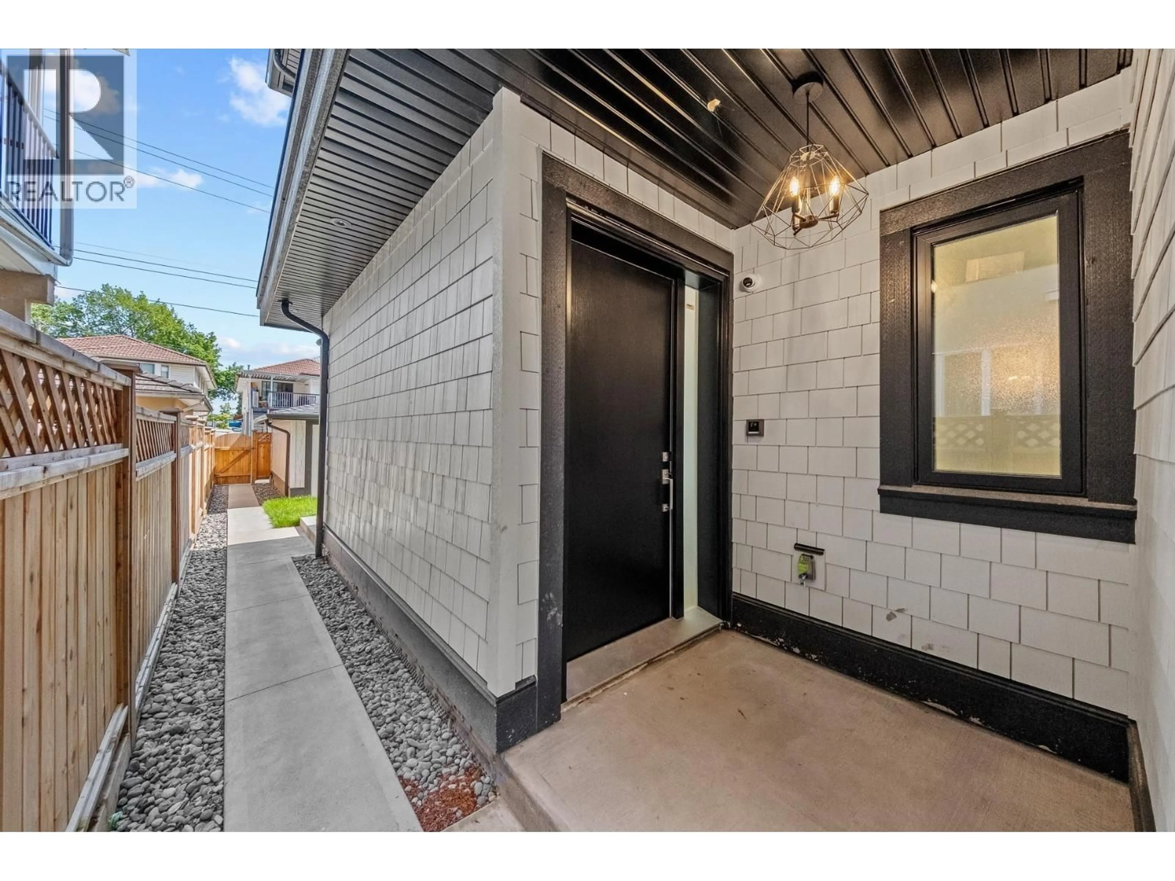 Indoor entryway for 2 - 4650 GOTHARD STREET, Vancouver British Columbia V5R3K7