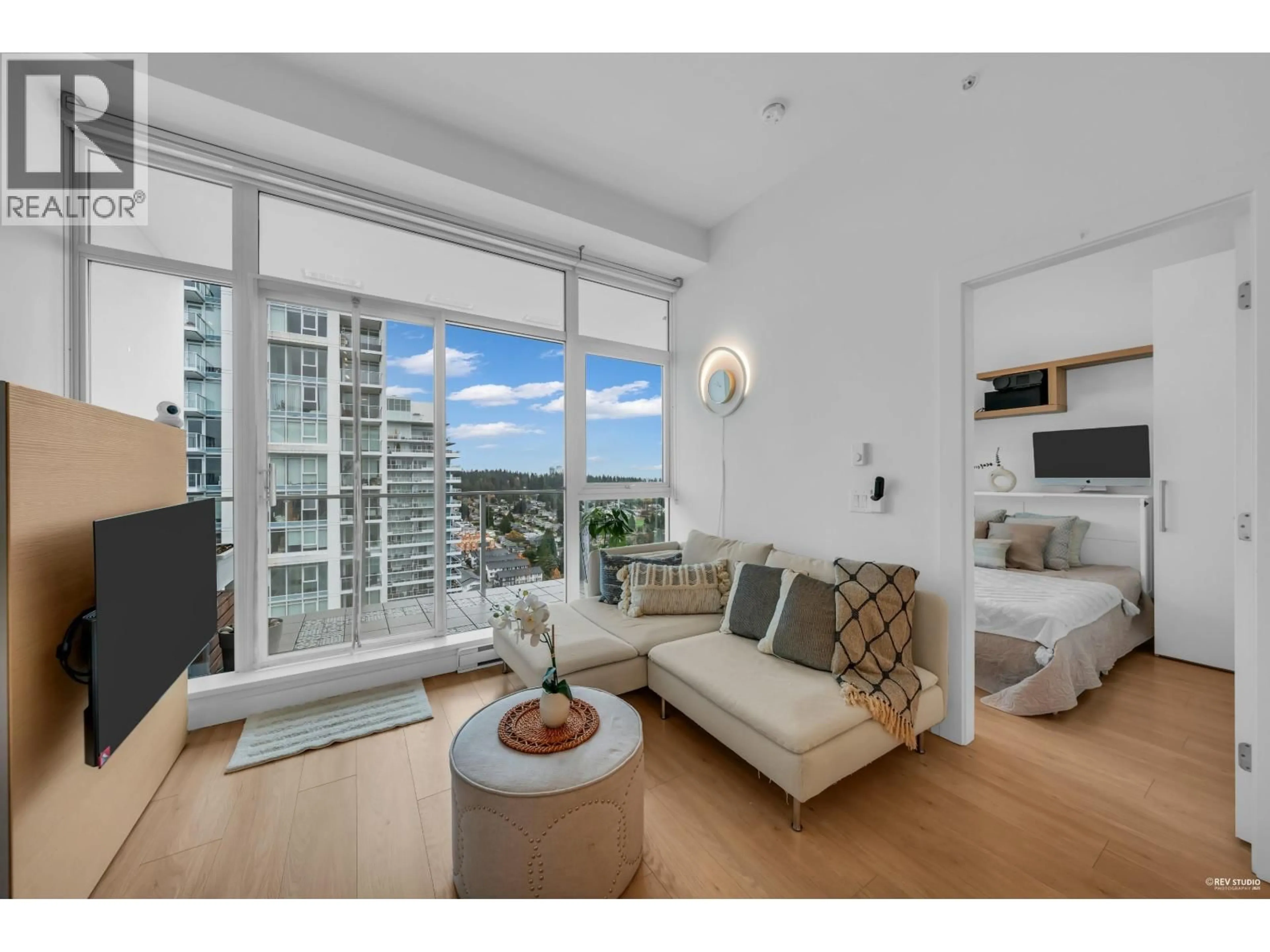 Living room with furniture, wood/laminate floor for 2809 - 652 WHITING WAY, Coquitlam British Columbia V3J0K3