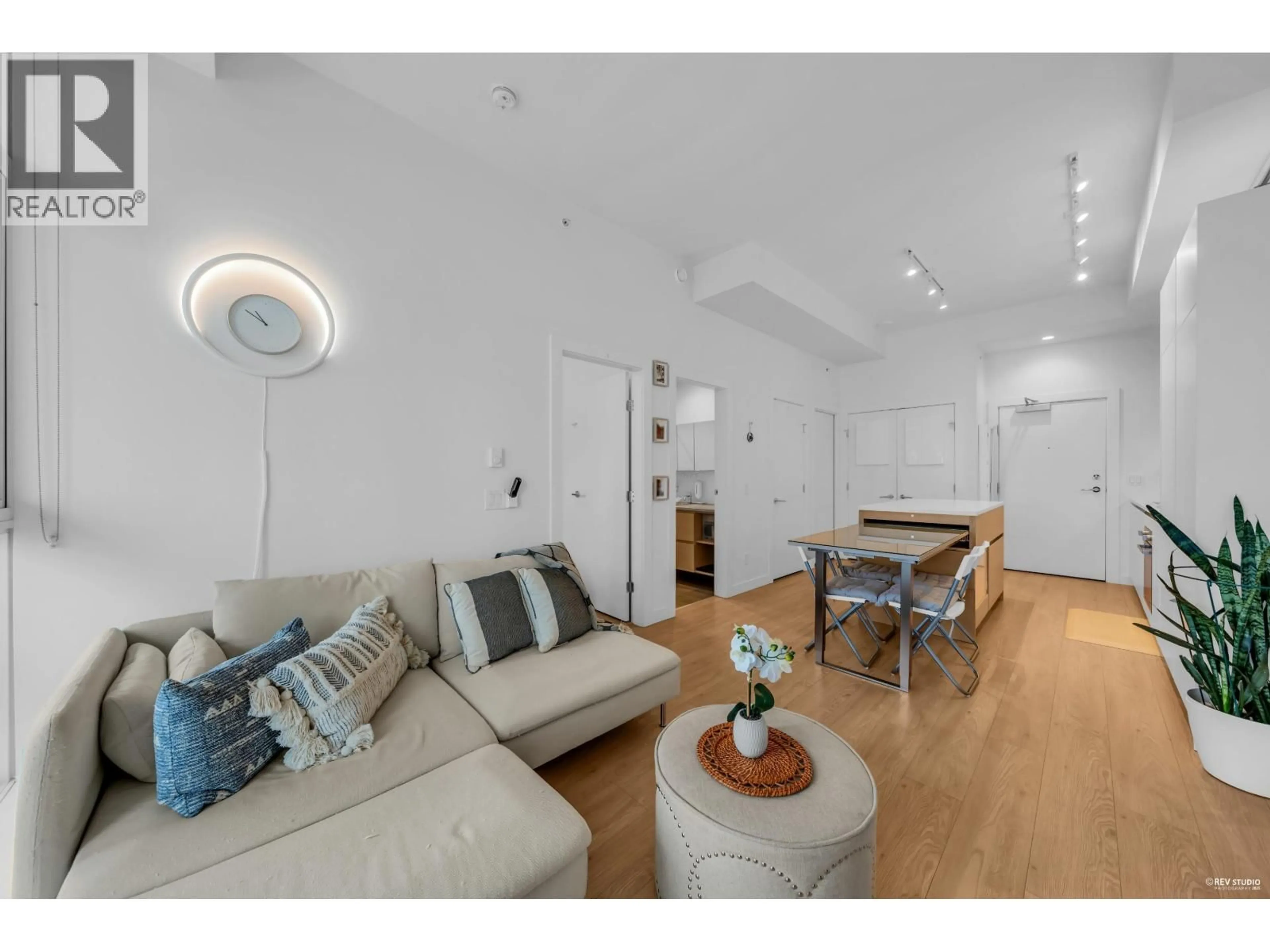 Living room with furniture, wood/laminate floor for 2809 - 652 WHITING WAY, Coquitlam British Columbia V3J0K3