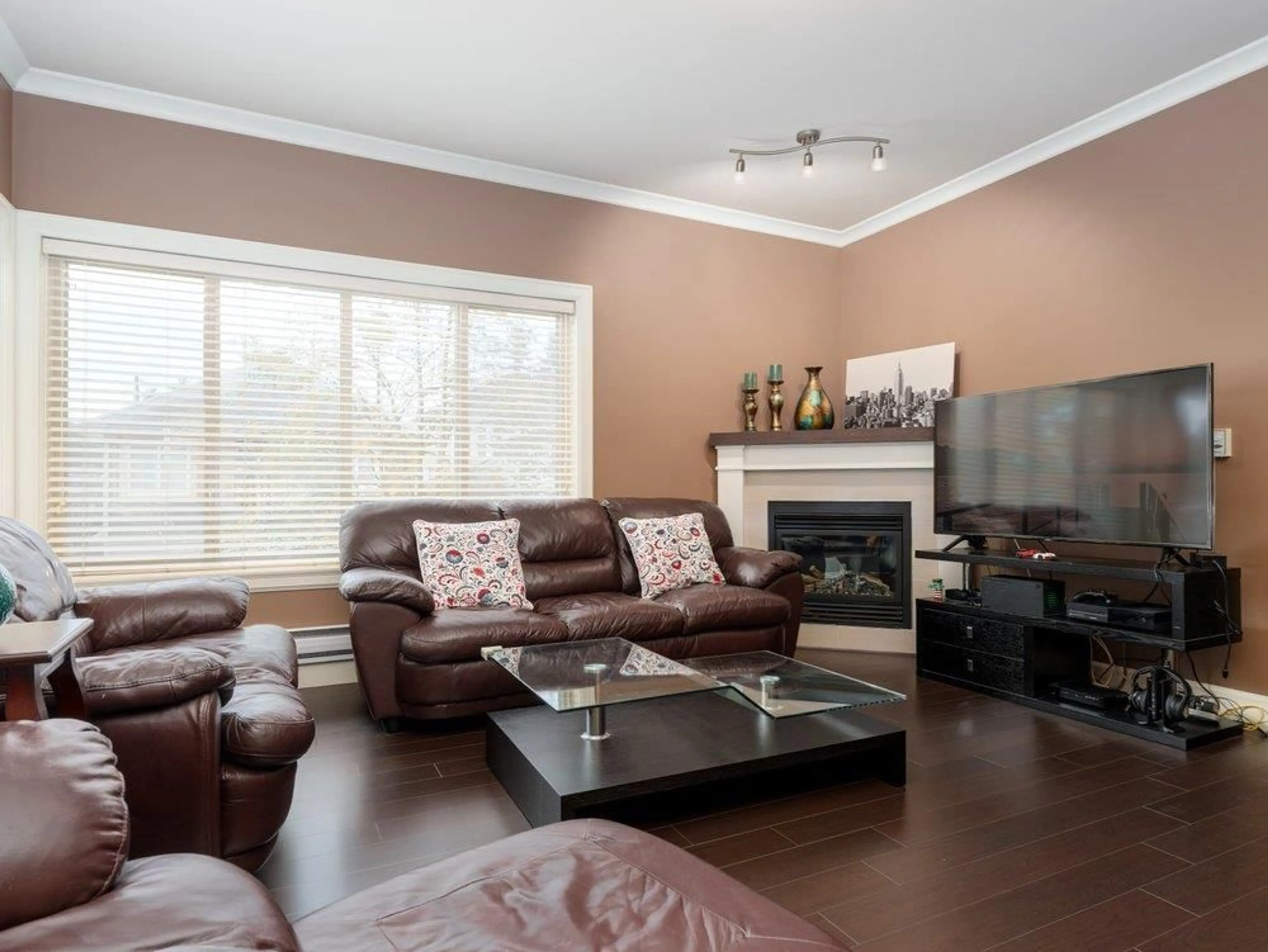 Living room with furniture, wood/laminate floor for 15 - 7867 120 STREET, Delta British Columbia V4C6P6