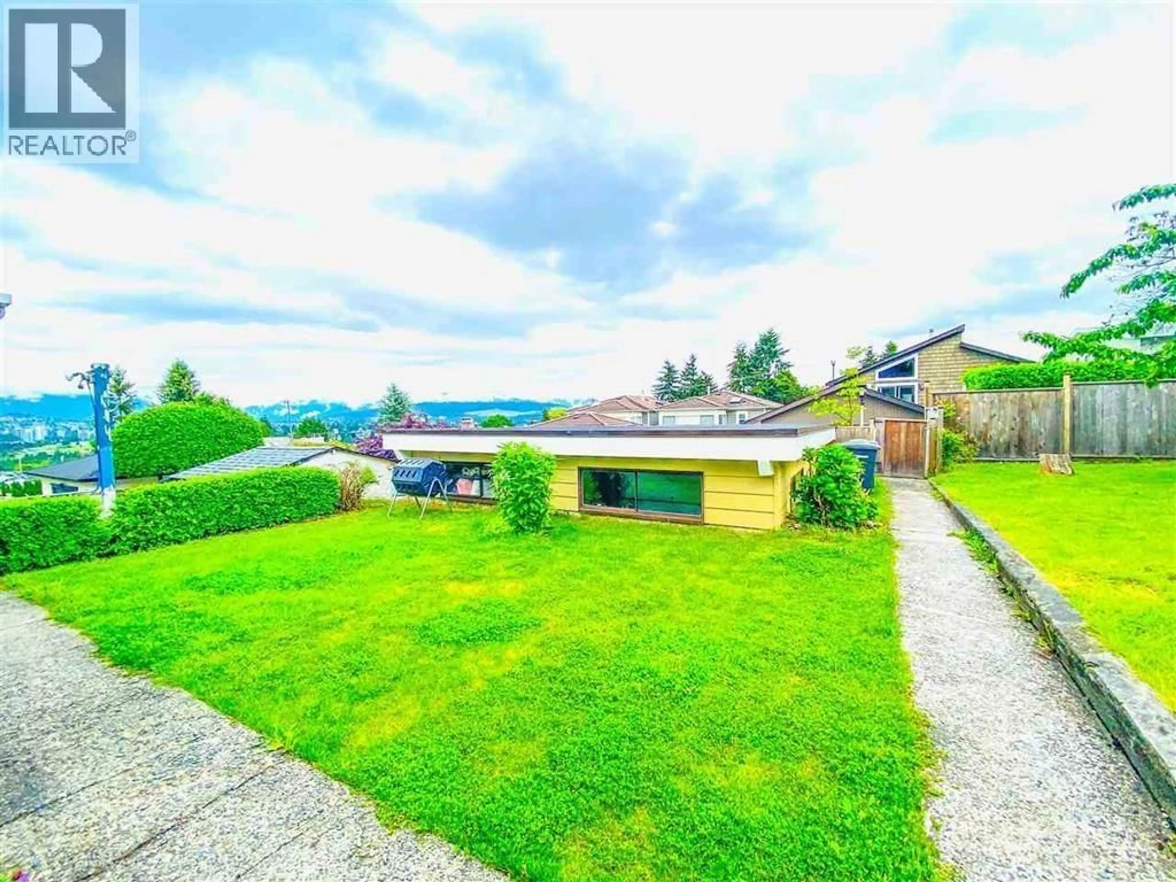 A pic from outside/outdoor area/front of a property/back of a property/a pic from drone, unknown for 5662 BOOTH AVENUE, Burnaby British Columbia V5H3A7
