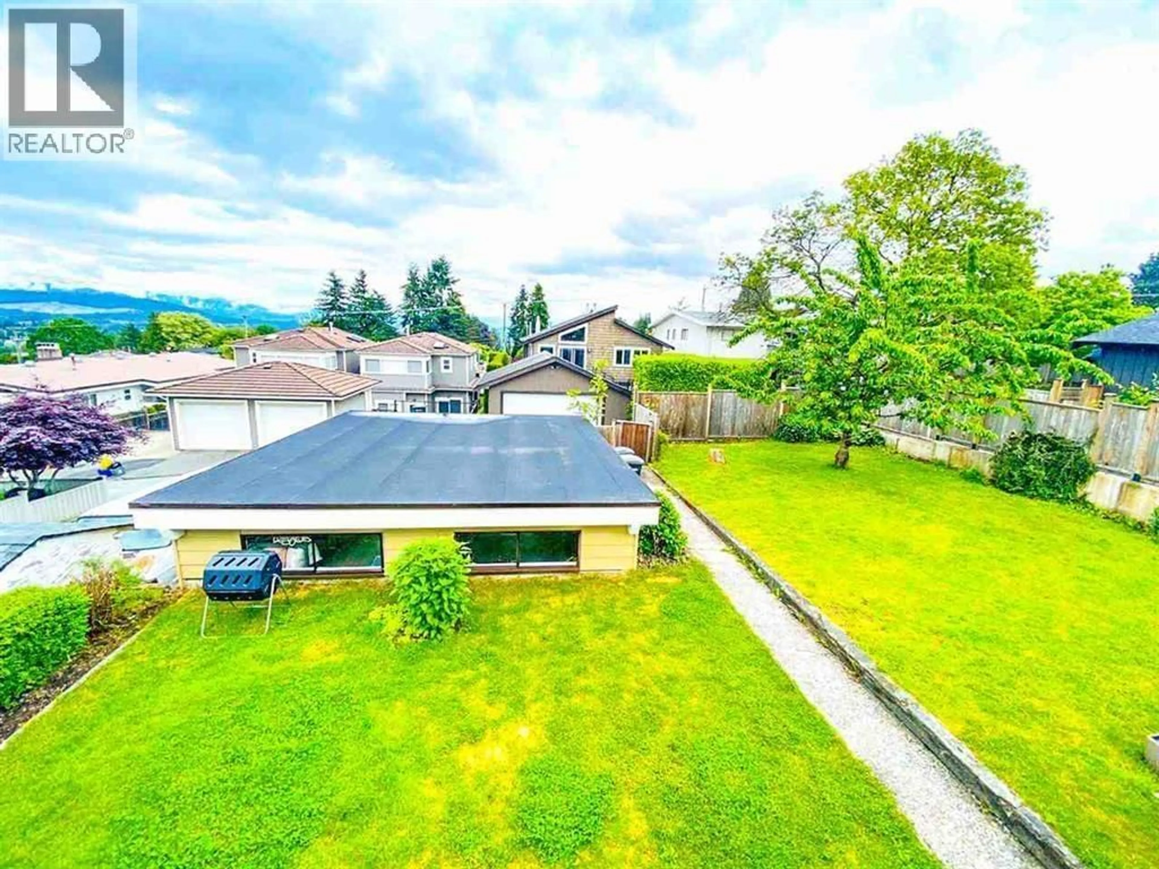 A pic from outside/outdoor area/front of a property/back of a property/a pic from drone, mountain view for 5662 BOOTH AVENUE, Burnaby British Columbia V5H3A7