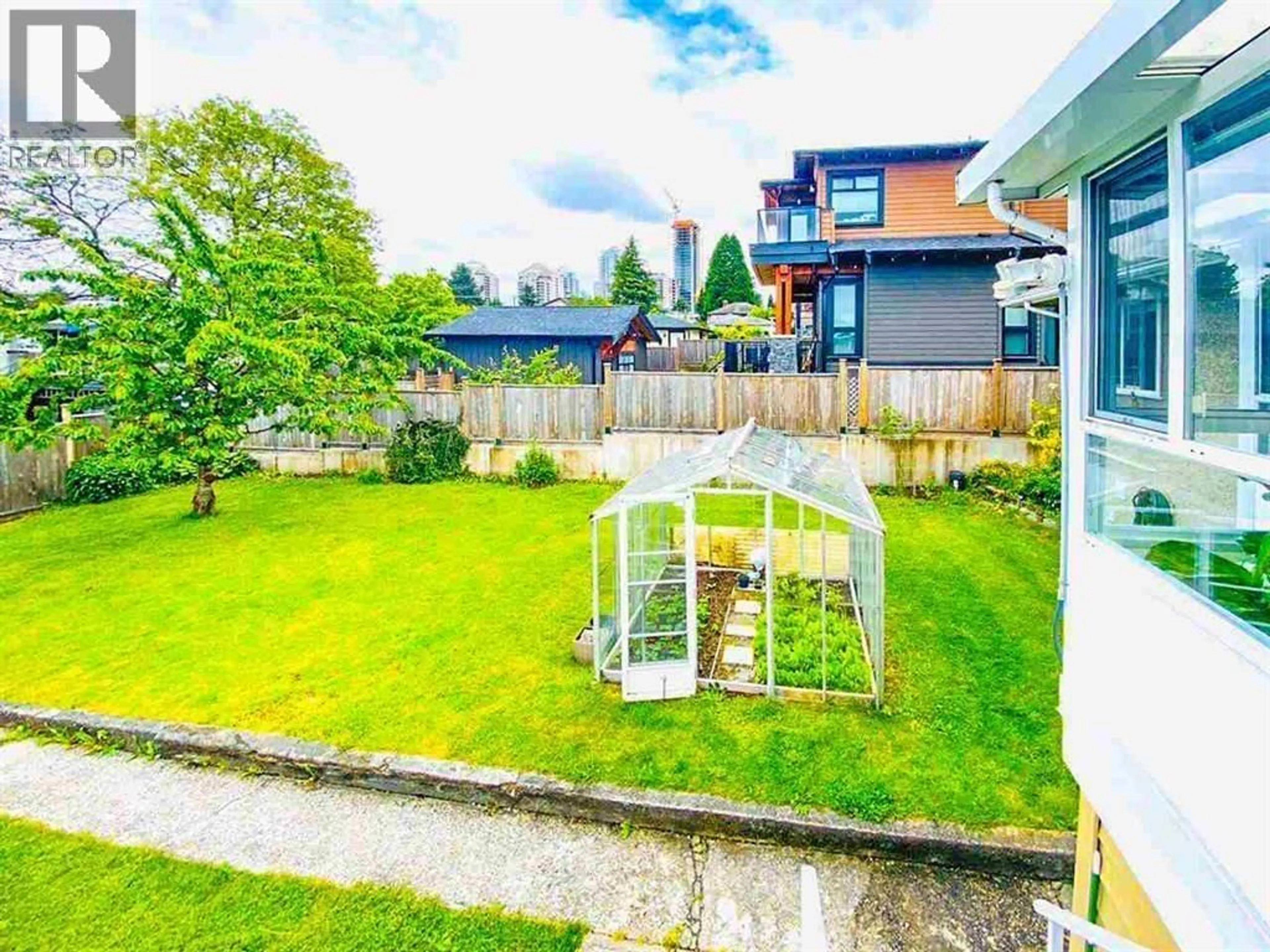 A pic from outside/outdoor area/front of a property/back of a property/a pic from drone, unknown for 5662 BOOTH AVENUE, Burnaby British Columbia V5H3A7