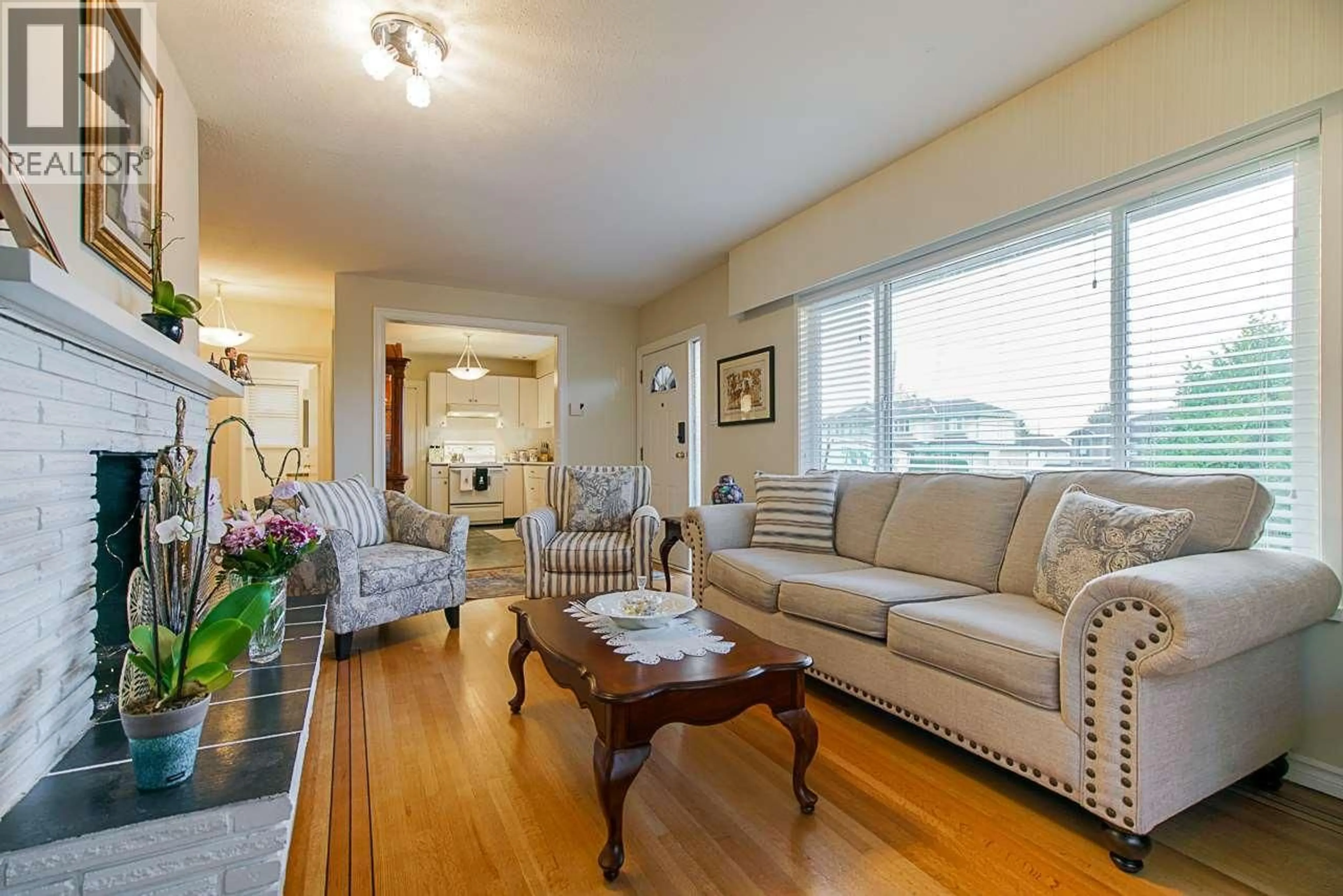 Living room with furniture, wood/laminate floor for 7774 BERKLEY STREET, Burnaby British Columbia V5E2J7