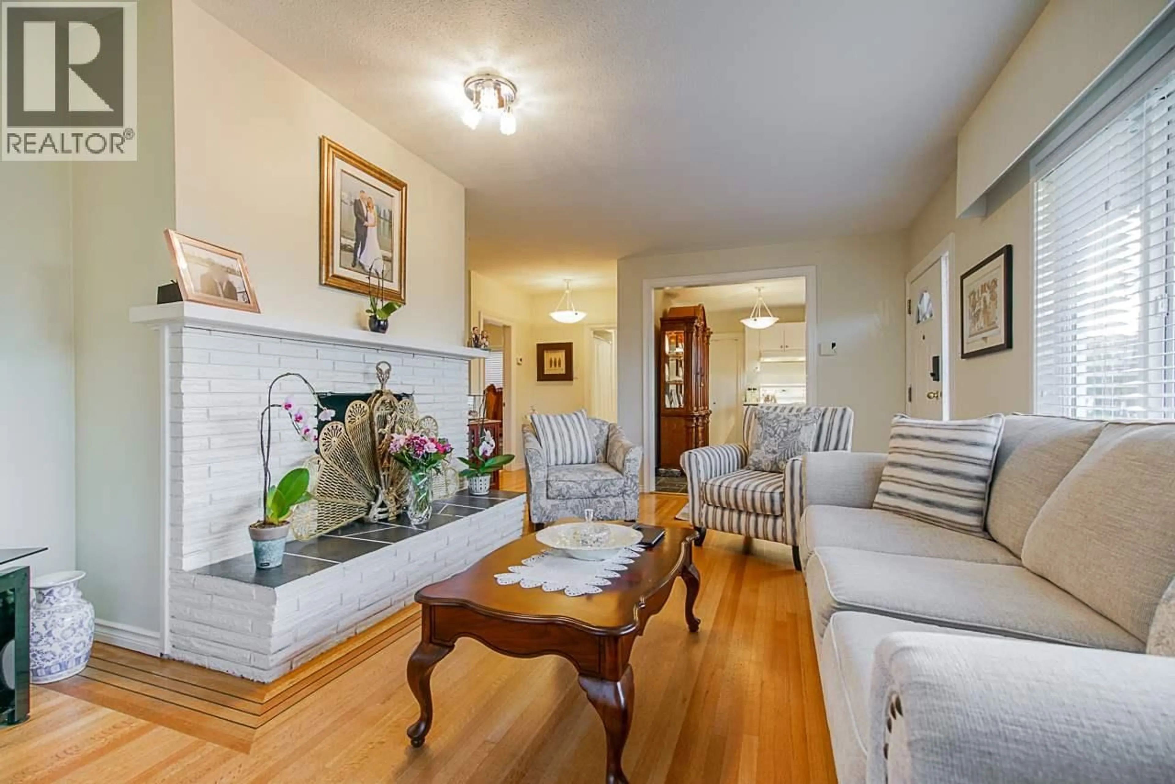 Living room with furniture, wood/laminate floor for 7774 BERKLEY STREET, Burnaby British Columbia V5E2J7