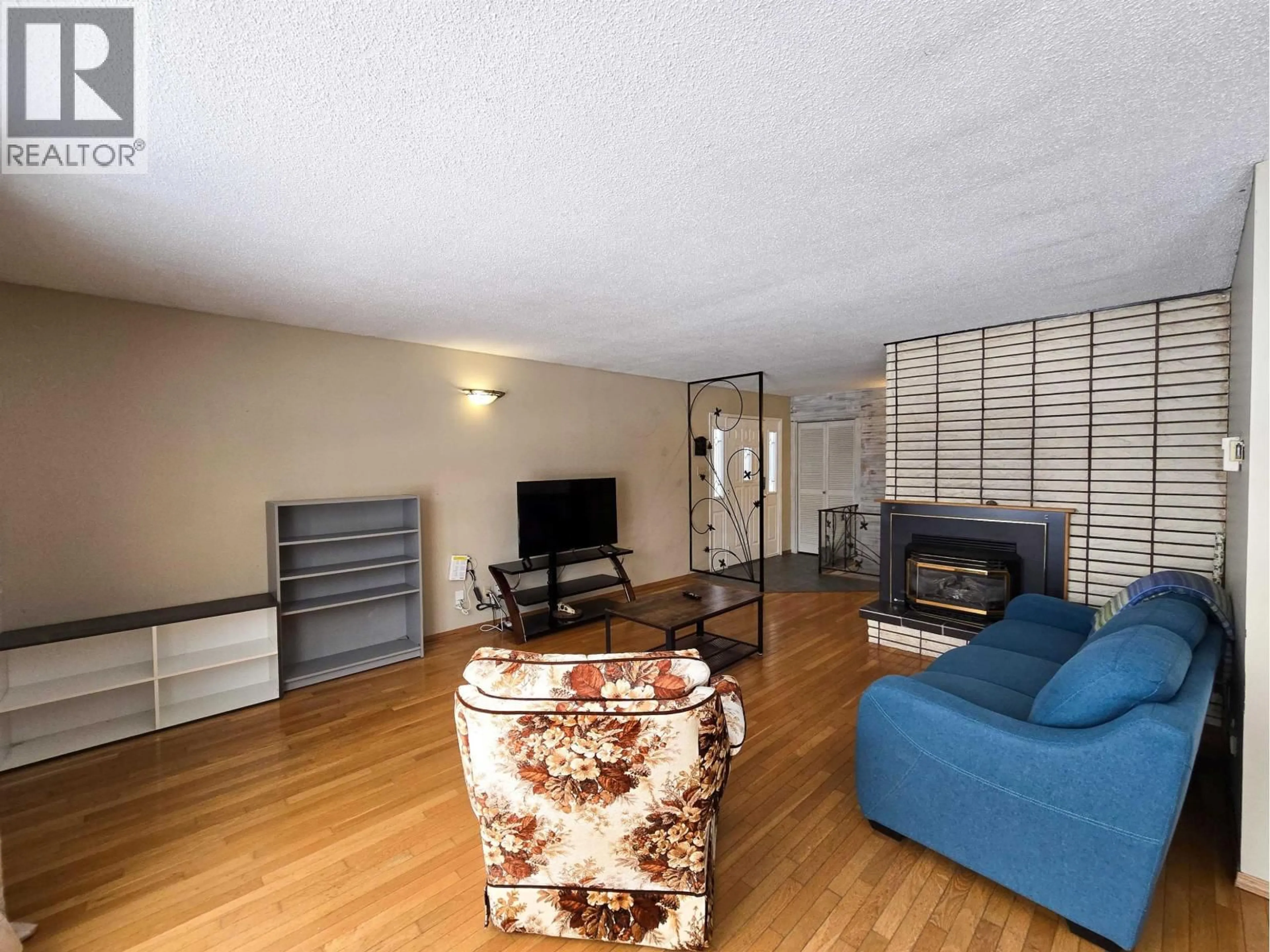 Living room with furniture, wood/laminate floor for 75 DUNN STREET, Kitimat British Columbia V8C1C6