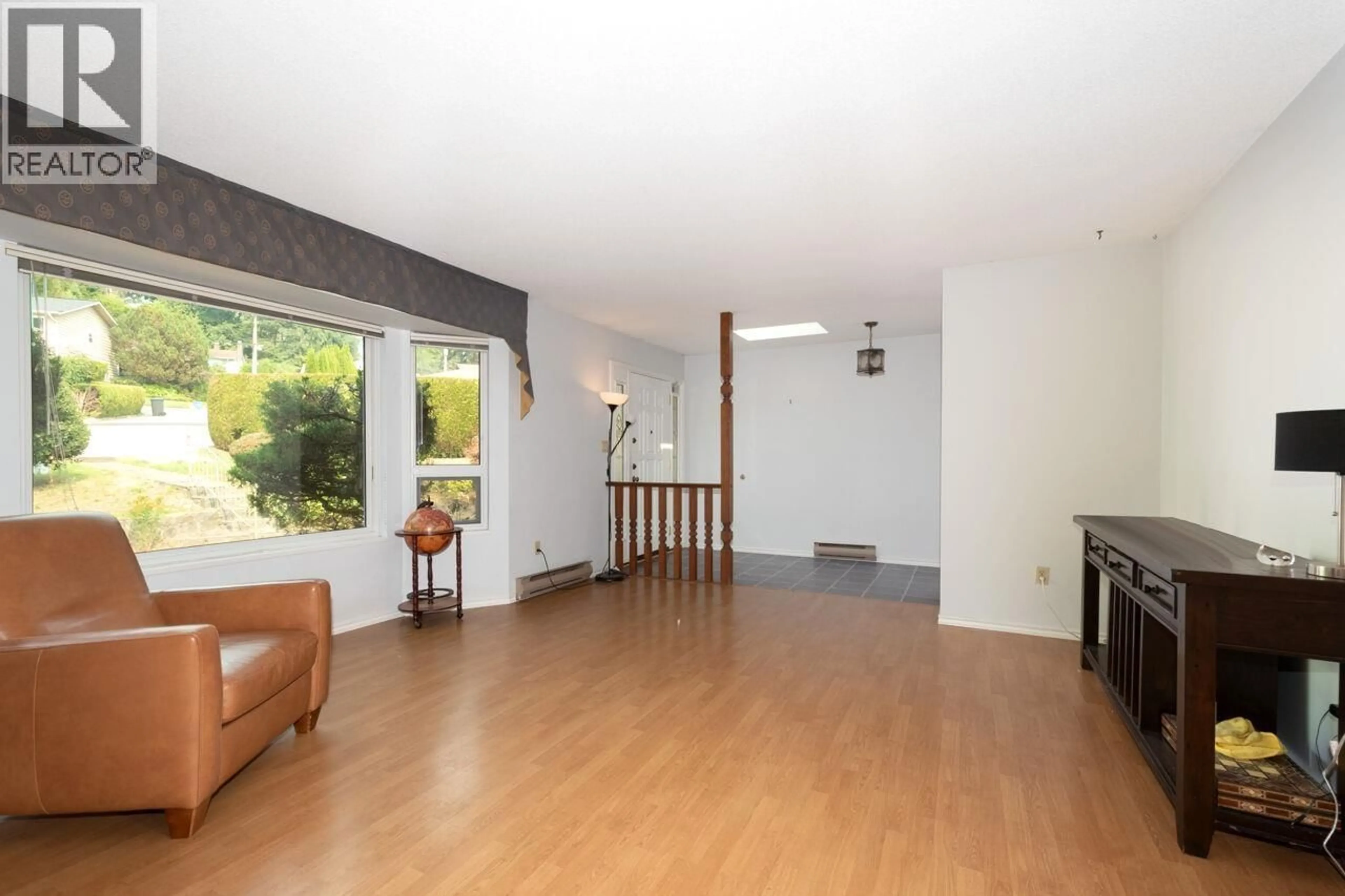 Indoor foyer for 1285 LUCKING PLACE, North Vancouver British Columbia V7J3L5