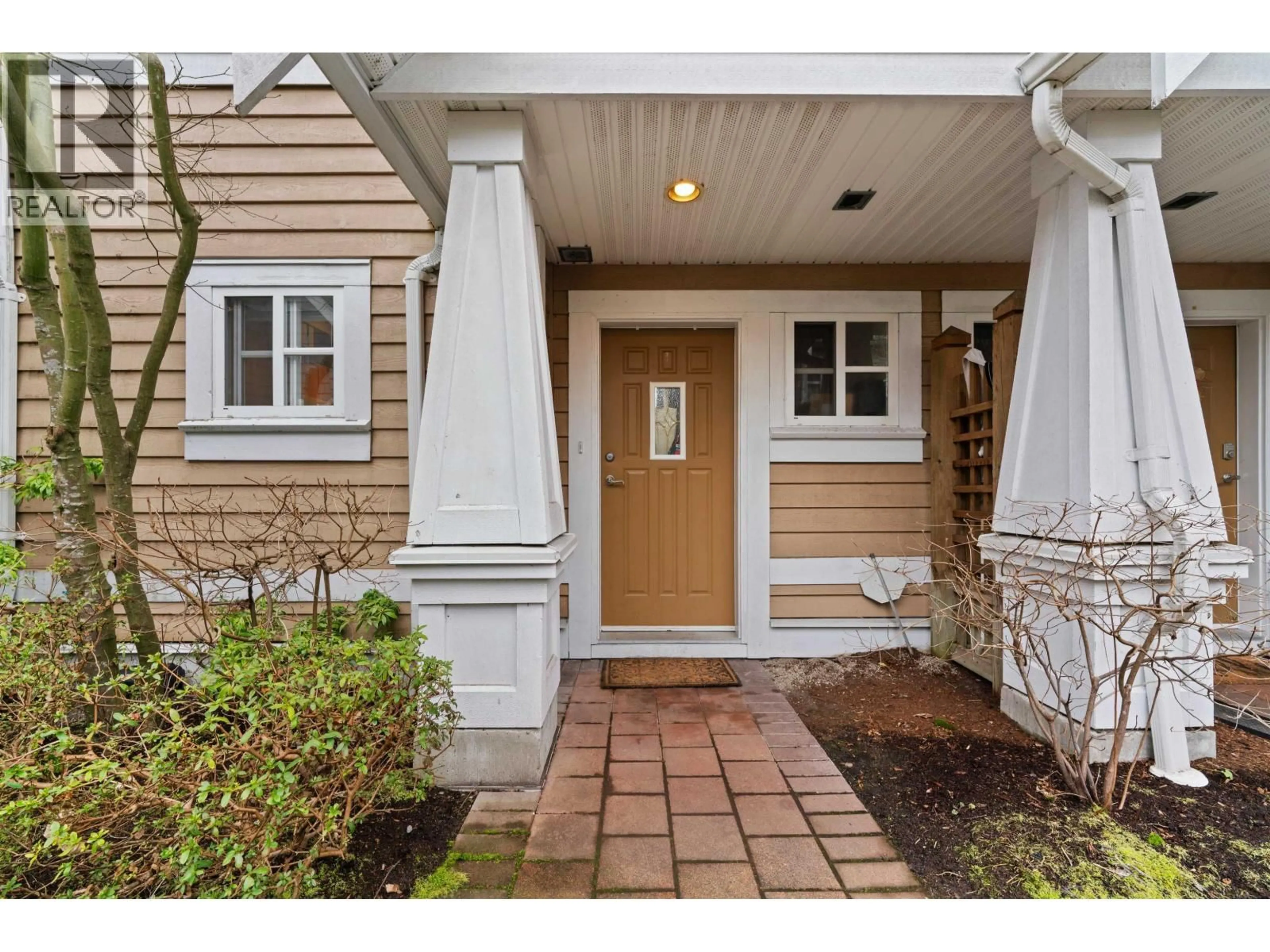 Indoor entryway for 6 - 2688 MOUNTAIN HIGHWAY, North Vancouver British Columbia V7J2N5