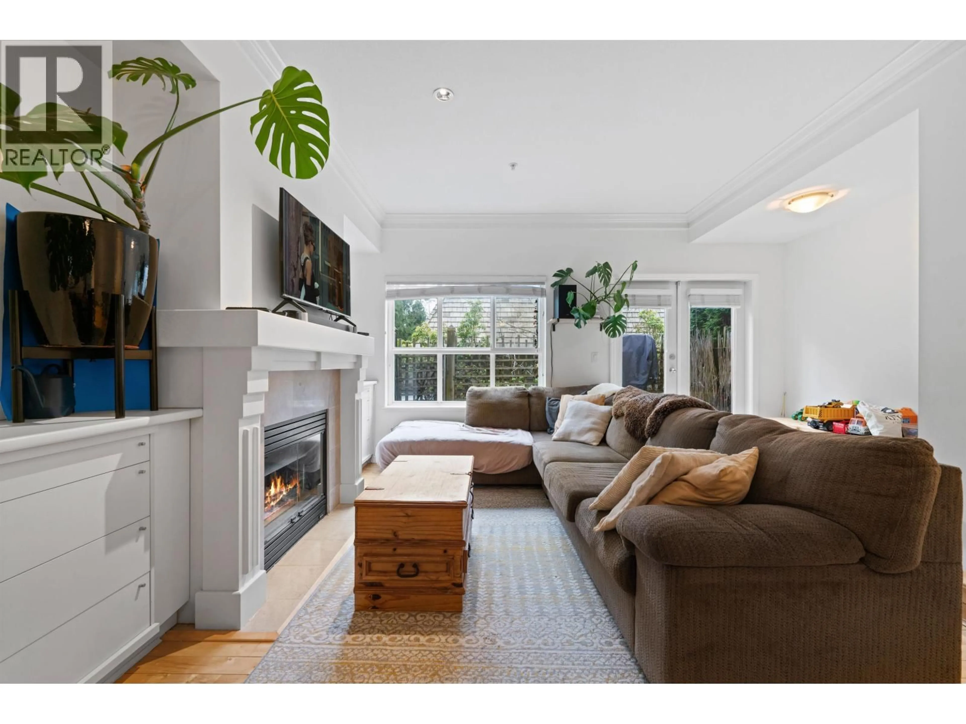 Living room with furniture, wood/laminate floor for 6 - 2688 MOUNTAIN HIGHWAY, North Vancouver British Columbia V7J2N5