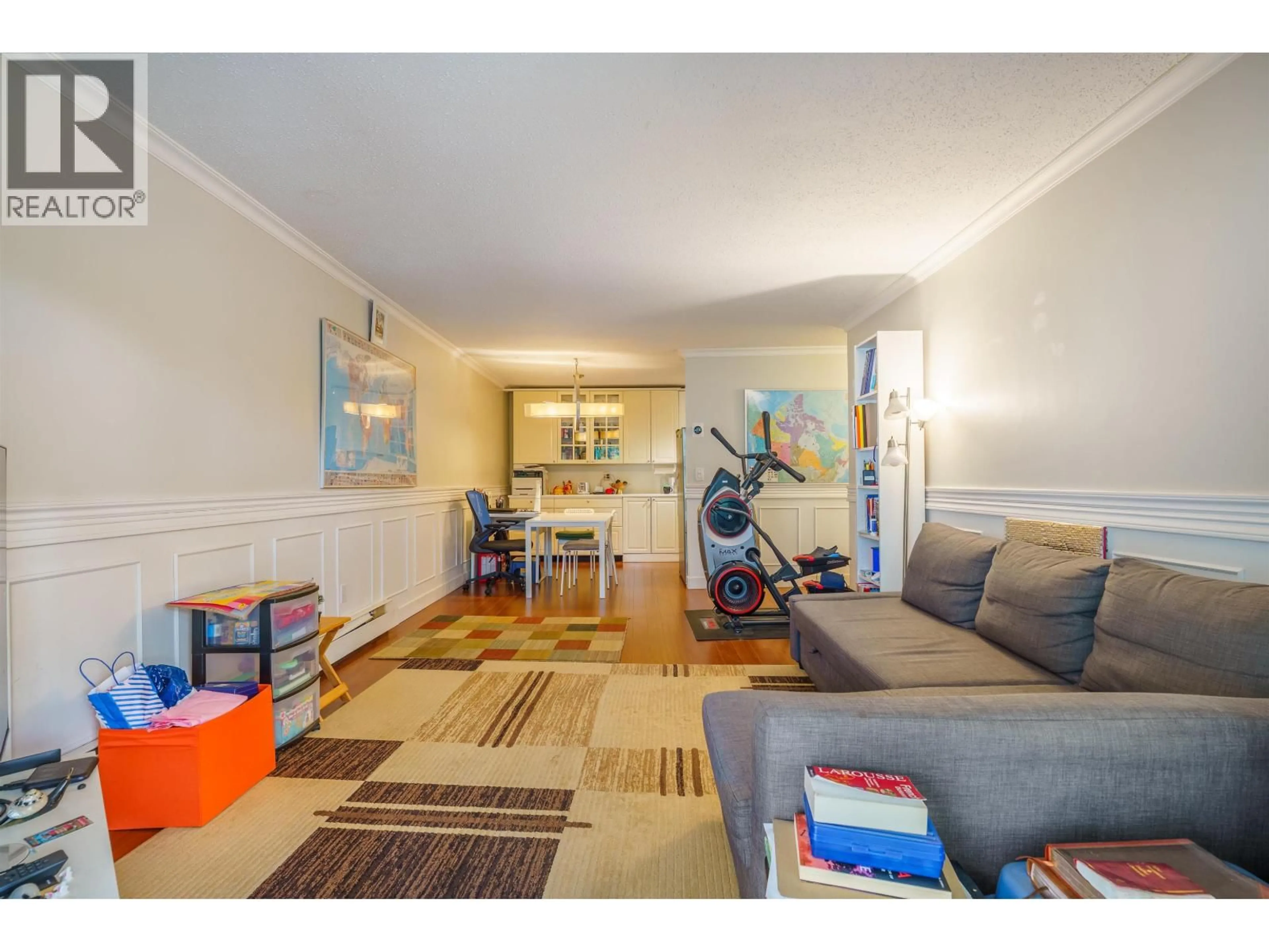 Living room with furniture, wood/laminate floor for 304 - 327 2ND STREET, North Vancouver British Columbia V7M1E2