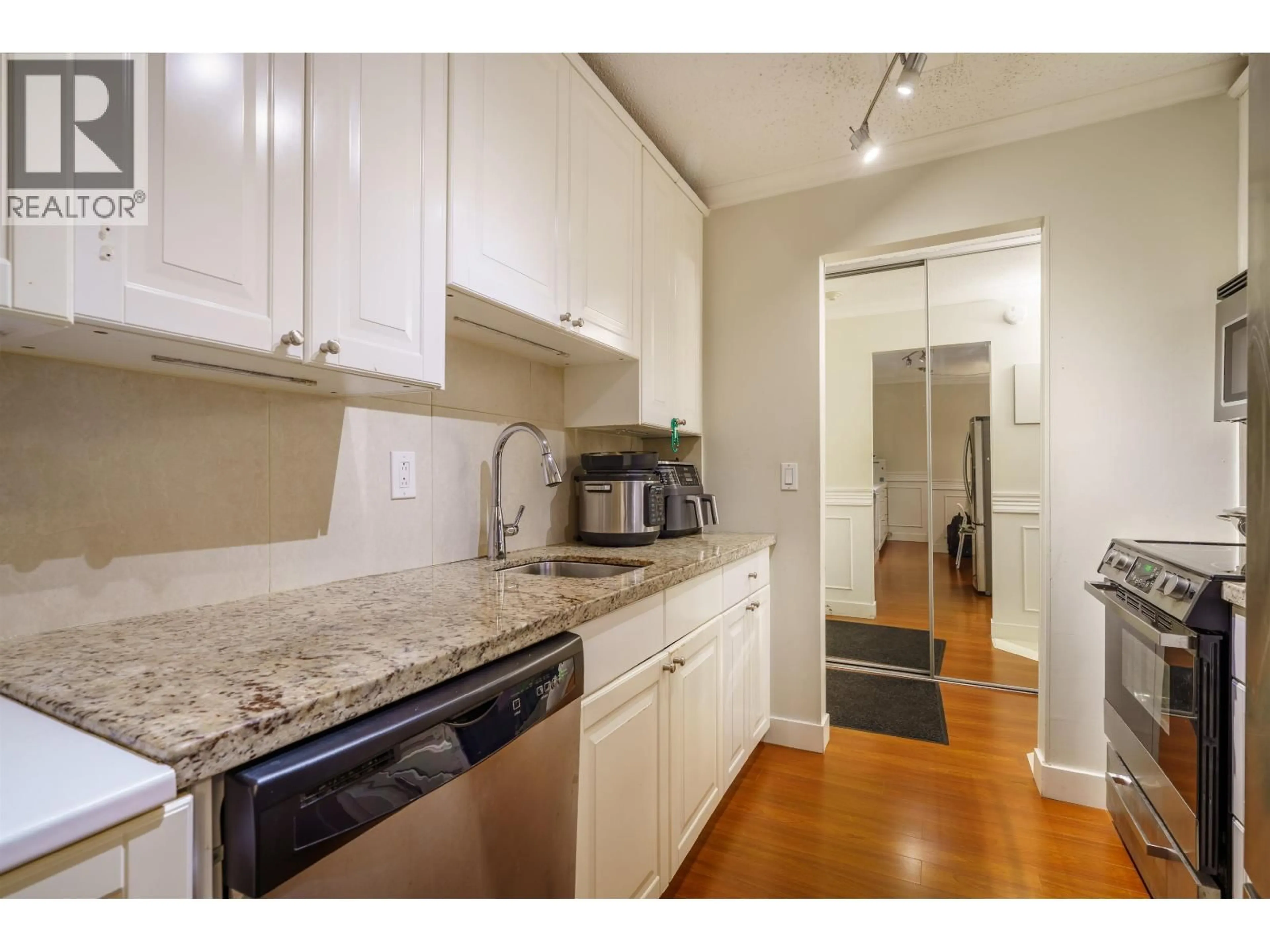 Standard kitchen, unknown for 304 - 327 2ND STREET, North Vancouver British Columbia V7M1E2