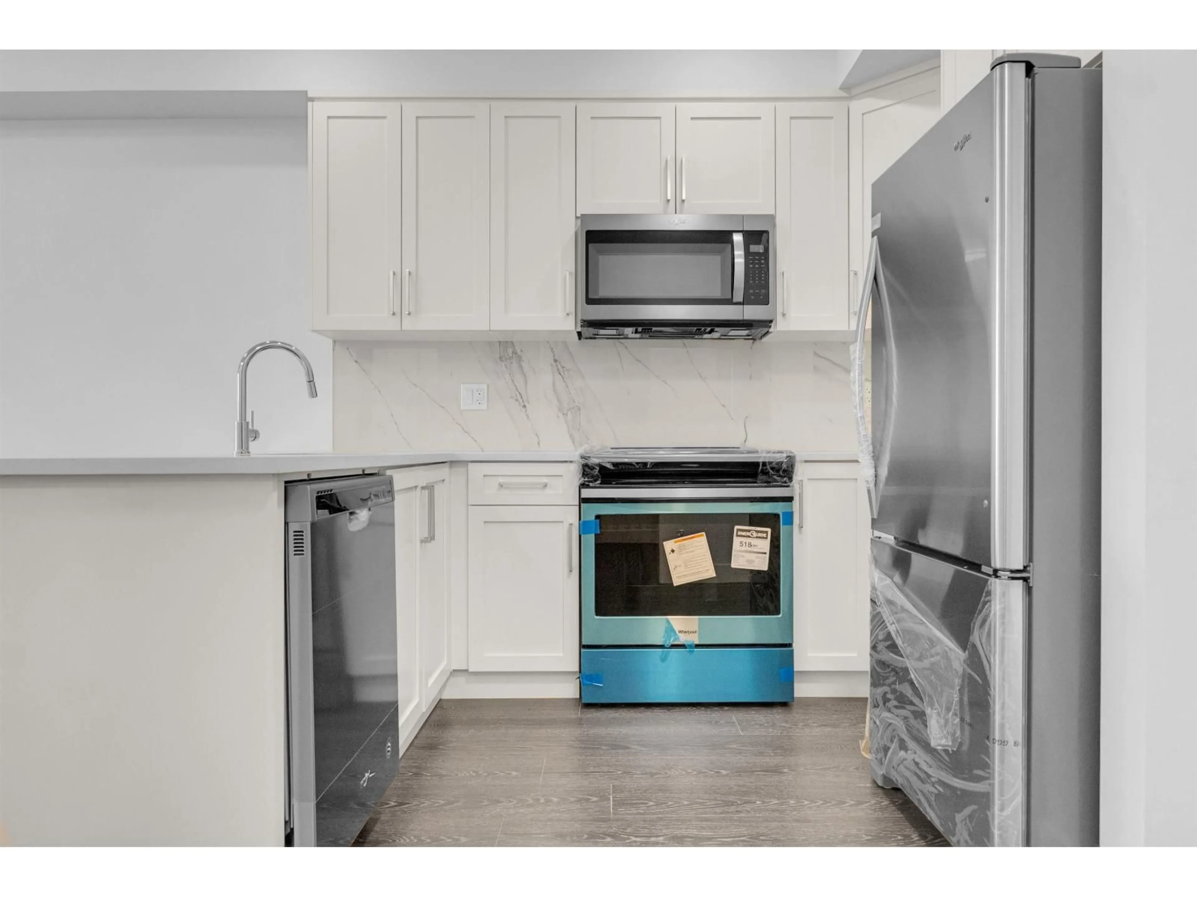 Standard kitchen, unknown for 204 - 9983 BARNSTON EAST, Surrey British Columbia V4N6T3