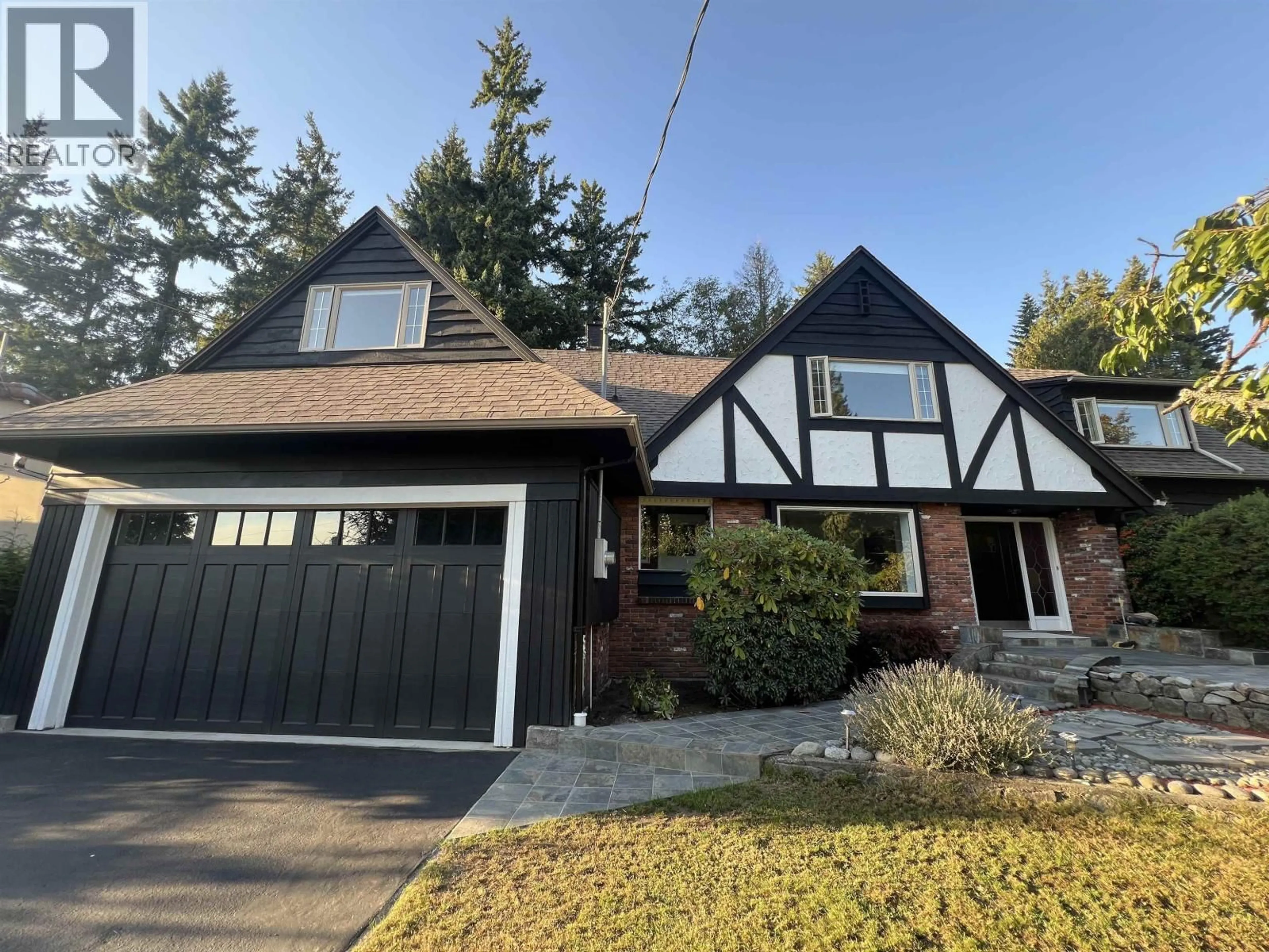 Home with vinyl exterior material, street for 3791 SOUTHRIDGE AVENUE, West Vancouver British Columbia V7V3H9