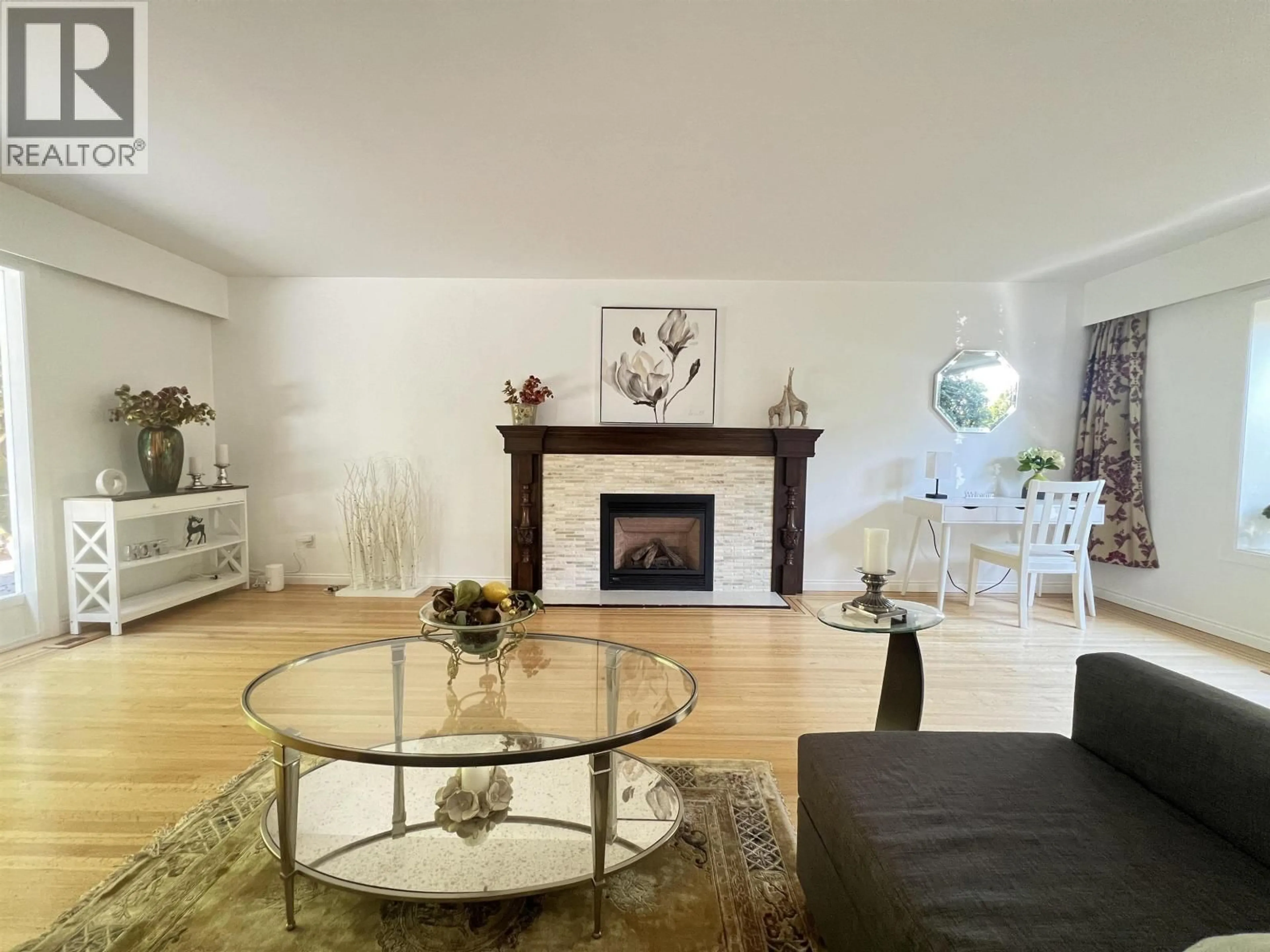 Living room with furniture, wood/laminate floor for 3791 SOUTHRIDGE AVENUE, West Vancouver British Columbia V7V3H9