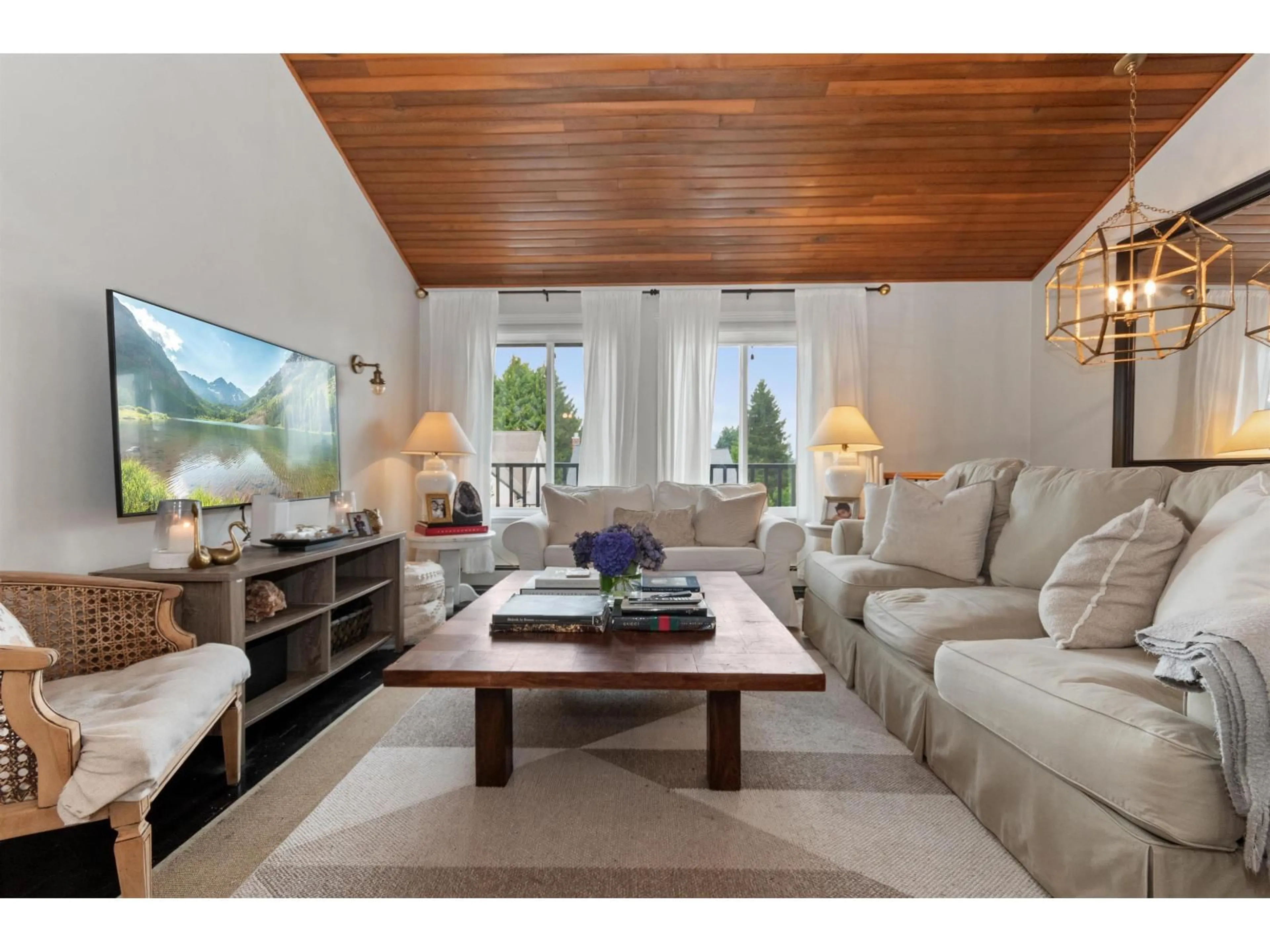 Living room with furniture, wood/laminate floor for 19826 48A, Langley British Columbia V3A6Y2