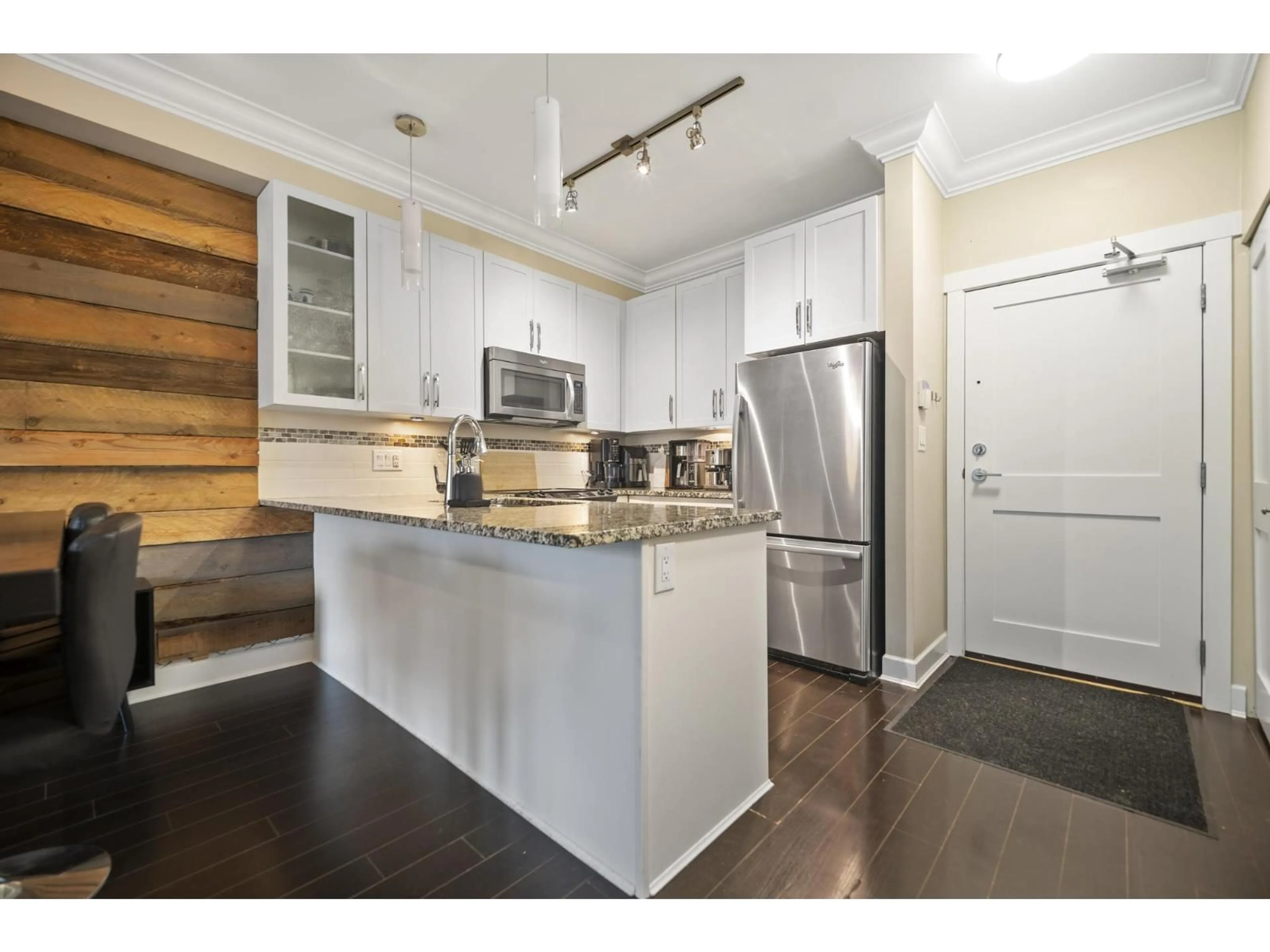 Open concept kitchen, wood/laminate floor for 119 - 20861 83, Langley British Columbia V2Y2C4