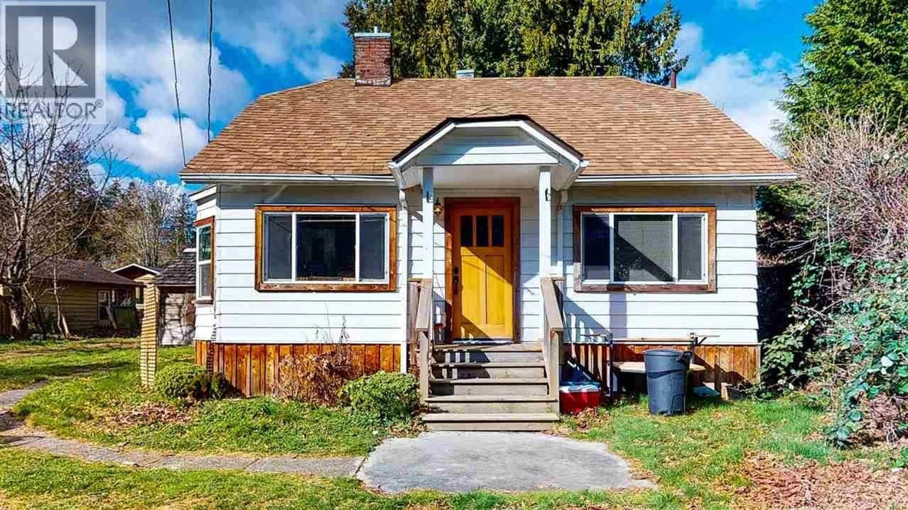 Home with vinyl exterior material, street for 4404 SUNSHINE COAST HIGHWAY, Sechelt British Columbia V7Z0B1