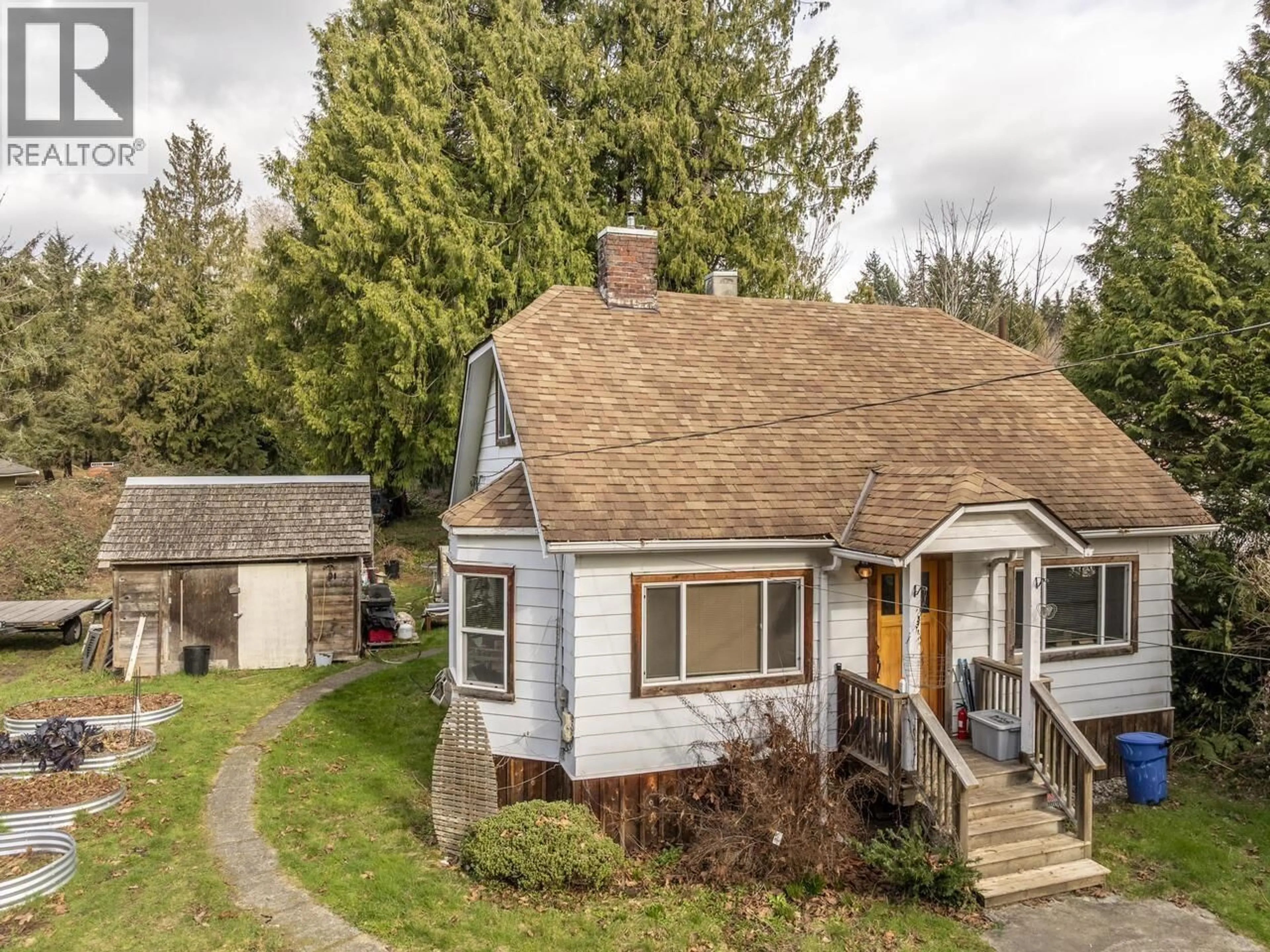 A pic from outside/outdoor area/front of a property/back of a property/a pic from drone, street for 4404 SUNSHINE COAST HIGHWAY, Sechelt British Columbia V7Z0B1