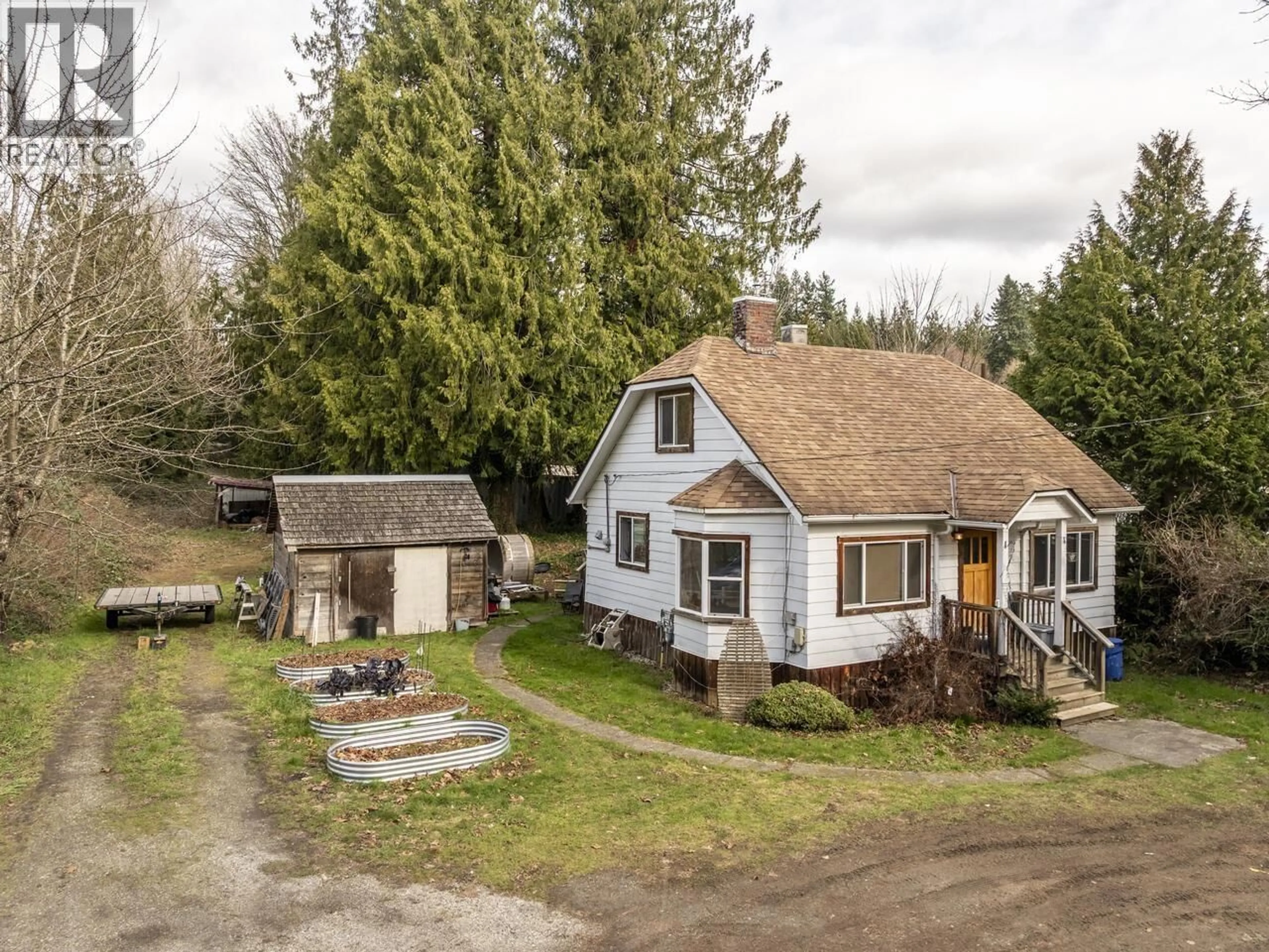 A pic from outside/outdoor area/front of a property/back of a property/a pic from drone, street for 4404 SUNSHINE COAST HIGHWAY, Sechelt British Columbia V7Z0B1