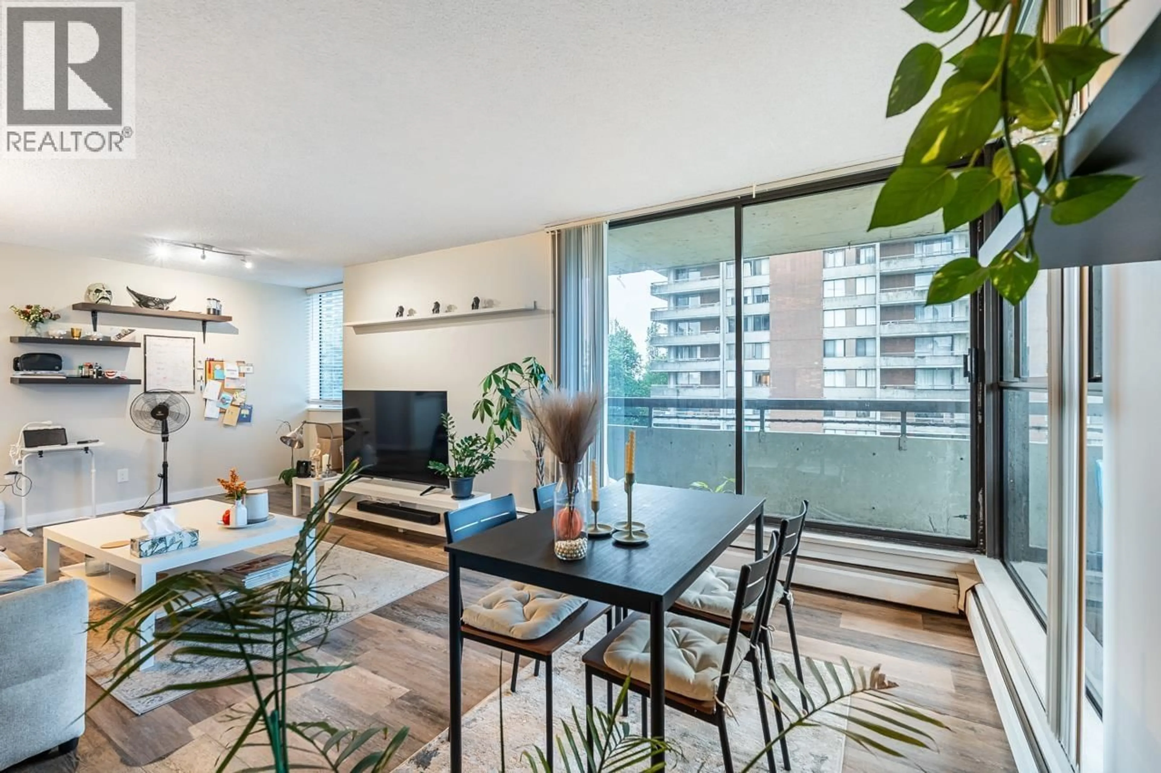 Living room with furniture, unknown for 702 - 3755 BARTLETT COURT, Burnaby British Columbia V3J7G7