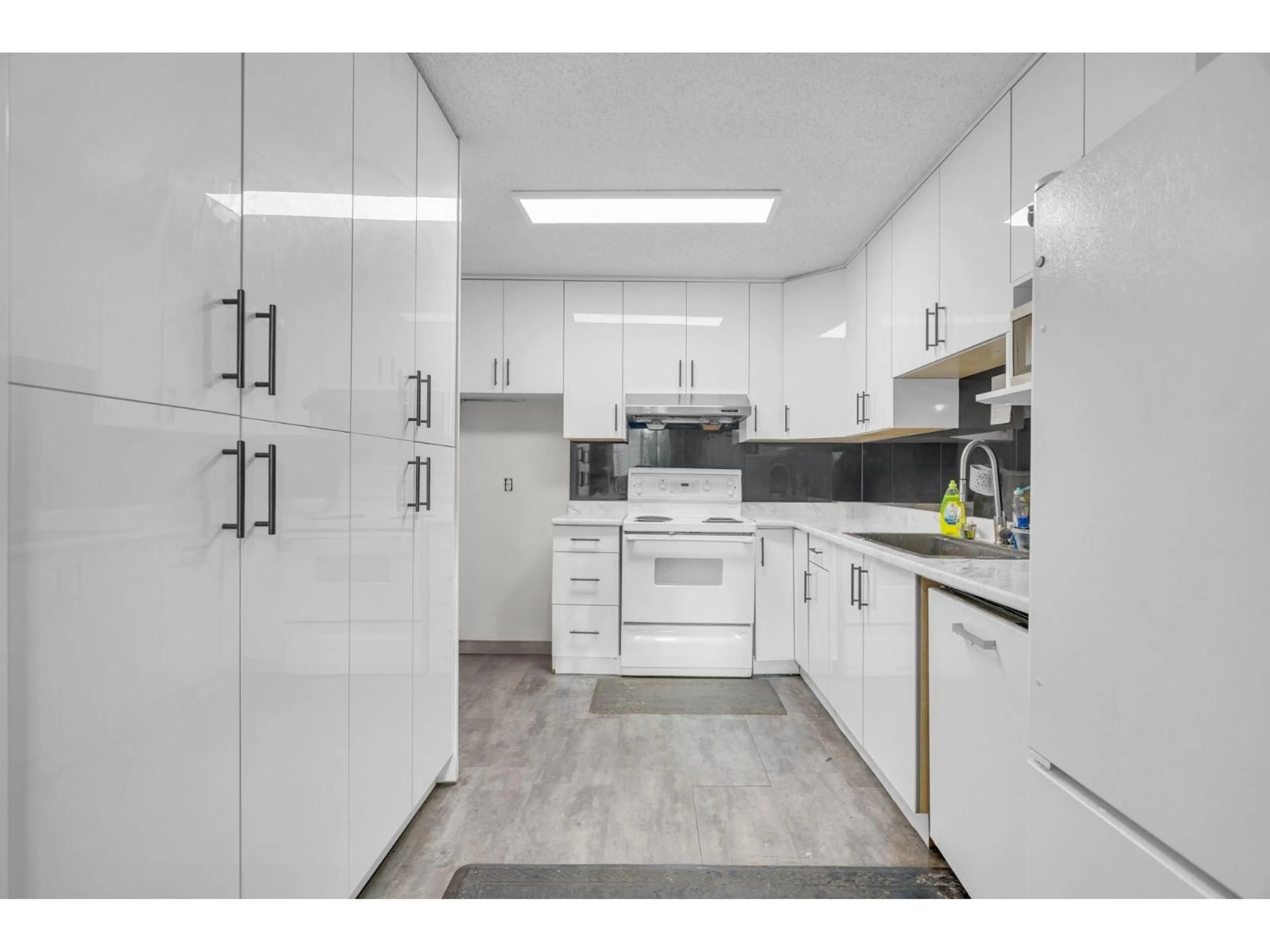 Standard kitchen, unknown for 13335 70B AVENUE, Surrey British Columbia V3W7Z3