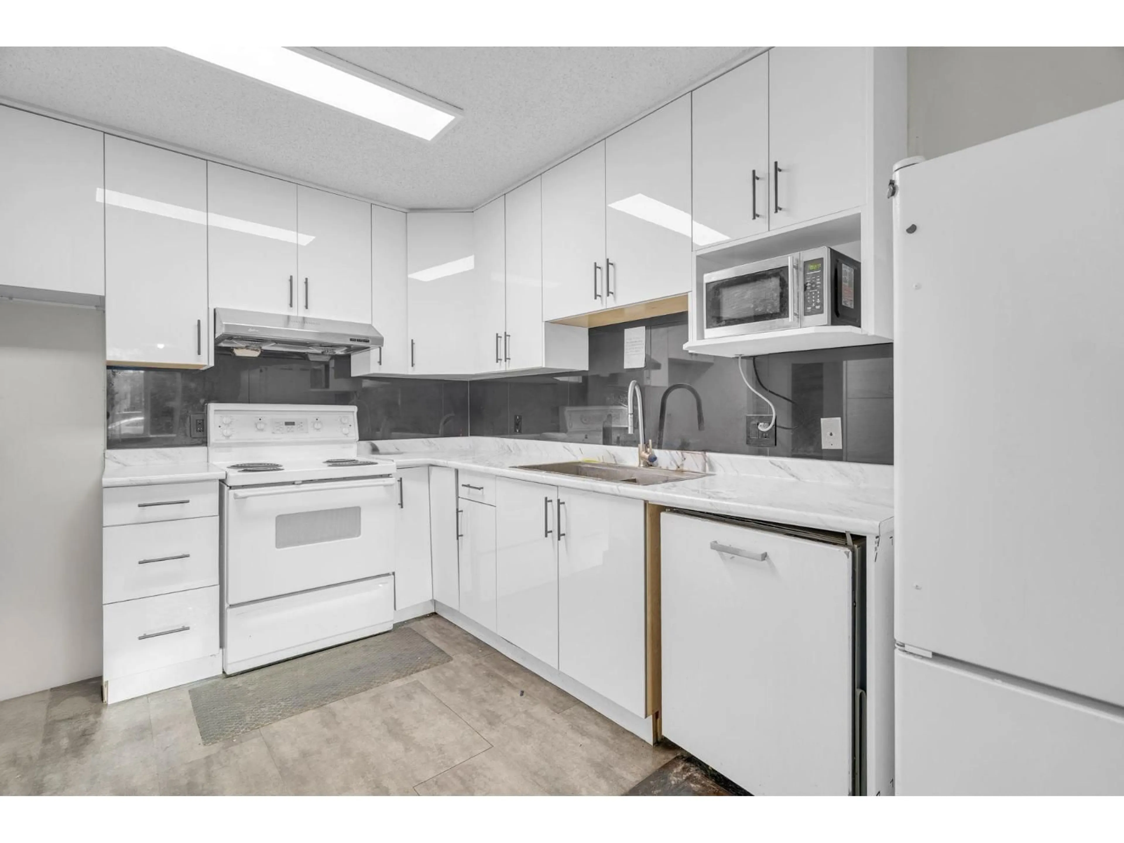 Standard kitchen, unknown for 13335 70B AVENUE, Surrey British Columbia V3W7Z3