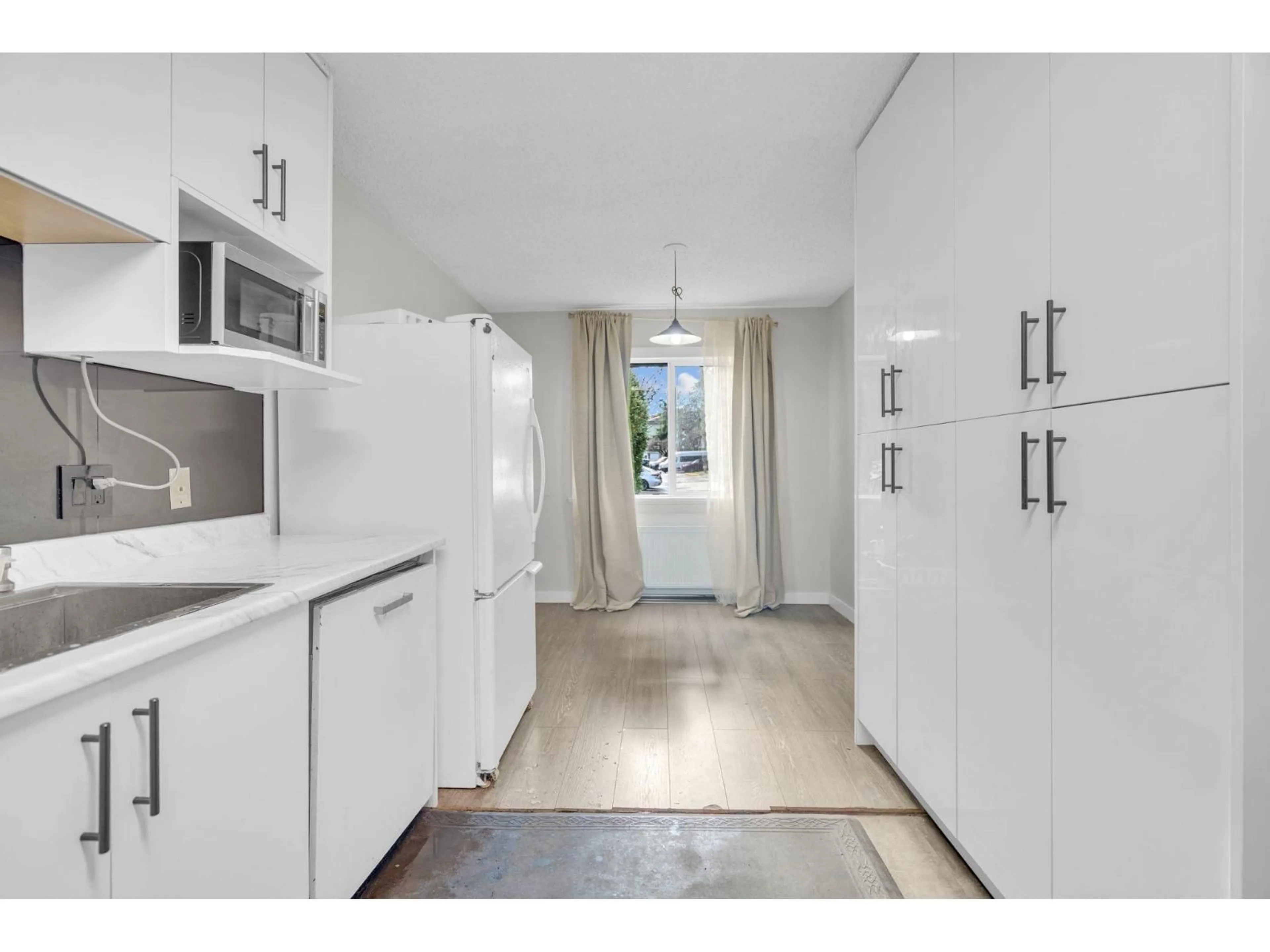 Standard kitchen, unknown for 13335 70B AVENUE, Surrey British Columbia V3W7Z3