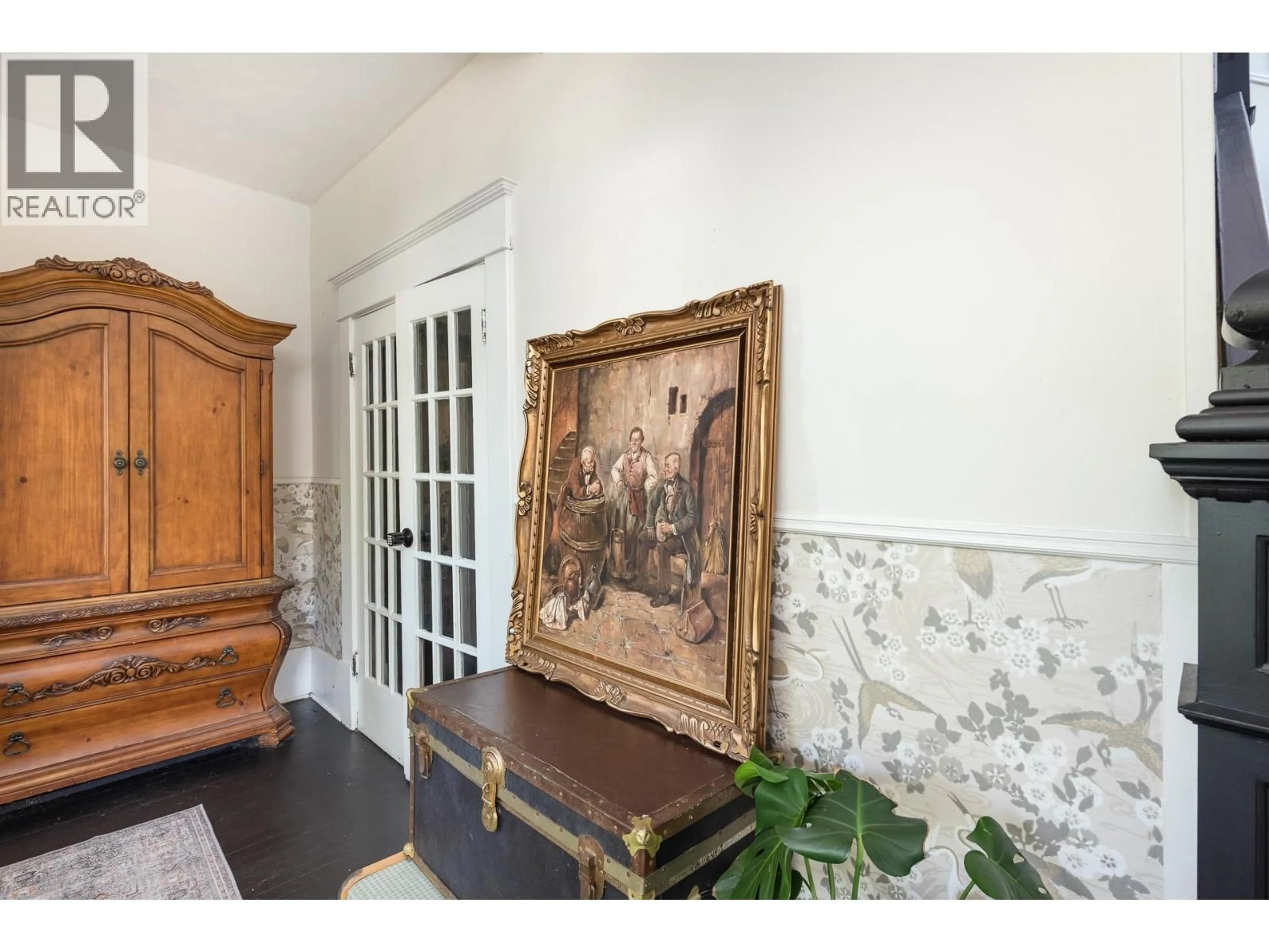 Indoor foyer for 226 SECOND STREET, New Westminster British Columbia V3L2K6