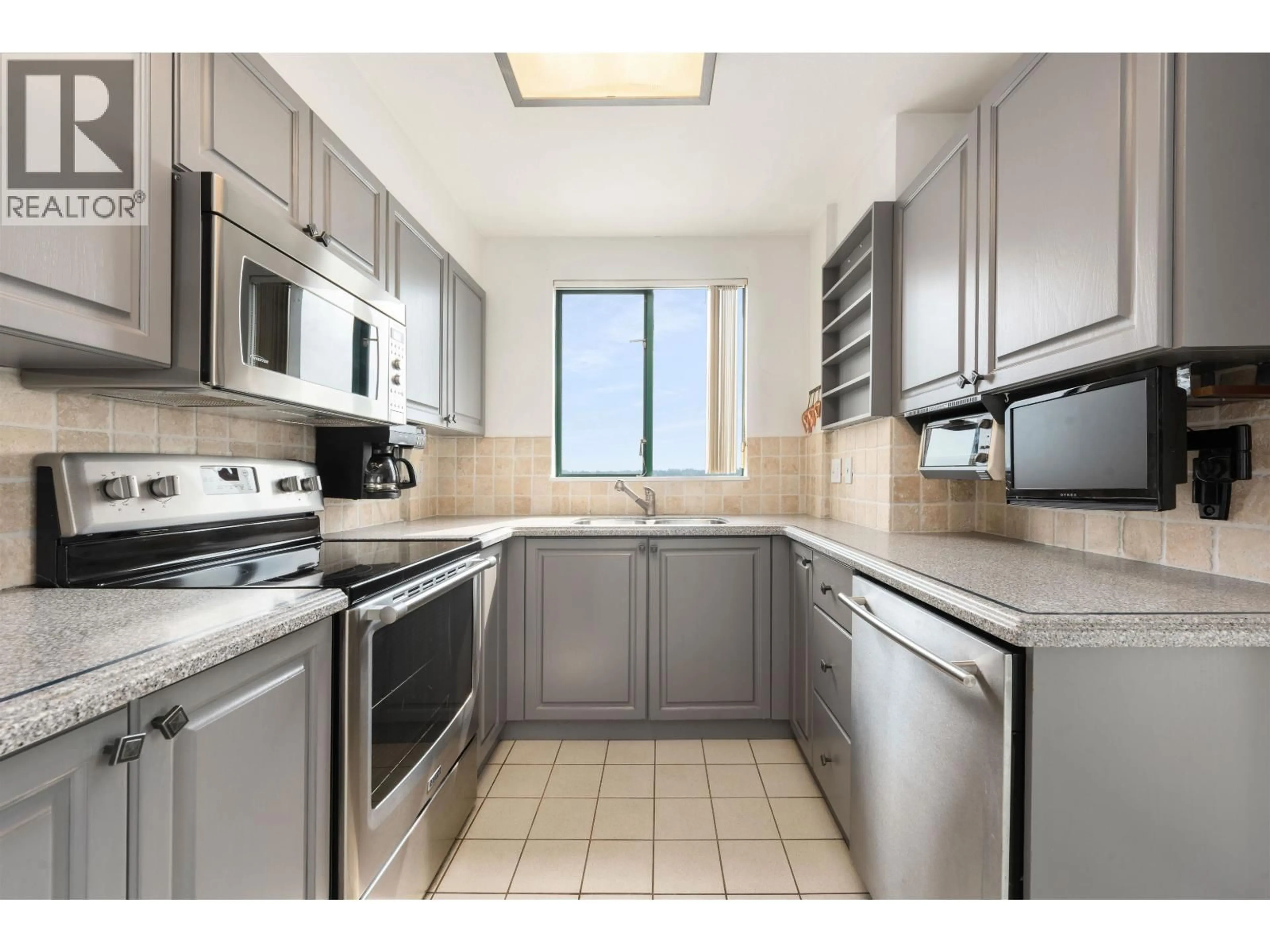 Standard kitchen, ceramic/tile floor for 1602 - 420 CARNARVON STREET, New Westminster British Columbia V3L5P1