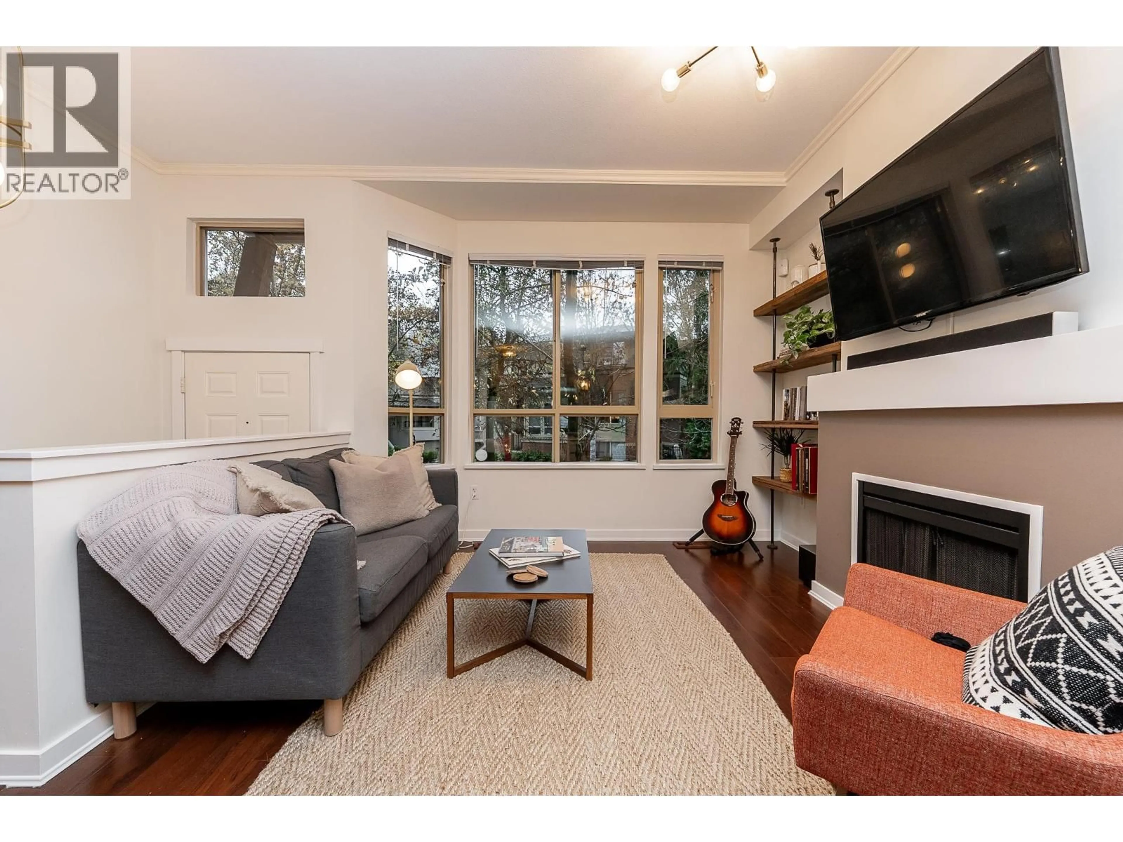 Living room with furniture, wood/laminate floor for 88 - 100 KLAHANIE DRIVE, Port Moody British Columbia V3H5K3